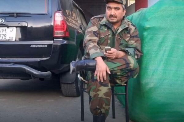 خبرگزاری بانو: منابع محلی در شمال افغانستان از افزایش تهدیدات و حملات هدفمند علیه نظامیان پیشین خبر می‌دهند. بر اساس گزارش‌ها، بعد از ظهر دوشنبه، ۲۸ میزان، افراد مسلح ناشناس در مرکز شهر شبرغان به «شیر قومندان»، از فرماندهان سابق حزب جنبش ملی، حمله کردند. به گفته یک منبع محلی در شبرغان، در این رویداد «شیر قومندان» از حمله جان به‌در برده، اما یکی از برادرانش که او را همراهی می‌کرد، کشته شده است. او از چهره‌های فعال نظامی وابسته به حزب جنبش ملی به رهبری مارشال عبدالرشید دوستم بود و در جنگ‌های گذشته علیه طالبان نقش برجسته‌ای داشت. منبع افزوده است که «شیر قومندان» پس از سقوط دولت پیشین مدتی در ایران پناهنده بود و در هفته‌های اخیر دوباره به افغانستان بازگشته بود. هم‌زمان با این حادثه، یک نظامی پیشین دیگر در ولایت فاریاب به خبرگزاری بانو گفته است که پس از بازگشت اجباری از ایران، بارها تهدید به قتل شده است. او گفته است که طی دو ماه گذشته هفت بار پیام‌های تهدیدآمیز دریافت کرده و با وجود مراجعه به اداره استخبارات طالبان، هیچ‌گونه حمایت یا پیگیری دریافت نکرده است. این نظامی تأکید کرده است که در داخل کشور نیز احساس امنیت نمی‌کند و به‌طور مداوم محل زندگی خود را تغییر می‌دهد. گزارش‌های مشابهی در ماه‌های اخیر از ولایات شمالی و مرکزی منتشر شده که نشان می‌دهد تهدیدات، بازداشت‌ها و ترورهای هدفمند علیه نظامیان و فرماندهان پیشین همچنان ادامه دارد، در حالی‌که طالبان بارها مدعی «عفو عمومی» برای اعضای دولت و نیروهای امنیتی سابق شده‌اند.