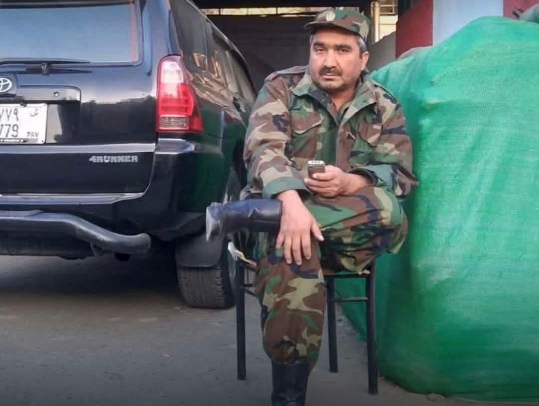 خبرگزاری بانو: منابع محلی در شمال افغانستان از افزایش تهدیدات و حملات هدفمند علیه نظامیان پیشین خبر می‌دهند. بر اساس گزارش‌ها، بعد از ظهر دوشنبه، ۲۸ میزان، افراد مسلح ناشناس در مرکز شهر شبرغان به «شیر قومندان»، از فرماندهان سابق حزب جنبش ملی، حمله کردند. به گفته یک منبع محلی در شبرغان، در این رویداد «شیر قومندان» از حمله جان به‌در برده، اما یکی از برادرانش که او را همراهی می‌کرد، کشته شده است. او از چهره‌های فعال نظامی وابسته به حزب جنبش ملی به رهبری مارشال عبدالرشید دوستم بود و در جنگ‌های گذشته علیه طالبان نقش برجسته‌ای داشت. منبع افزوده است که «شیر قومندان» پس از سقوط دولت پیشین مدتی در ایران پناهنده بود و در هفته‌های اخیر دوباره به افغانستان بازگشته بود. هم‌زمان با این حادثه، یک نظامی پیشین دیگر در ولایت فاریاب به خبرگزاری بانو گفته است که پس از بازگشت اجباری از ایران، بارها تهدید به قتل شده است. او گفته است که طی دو ماه گذشته هفت بار پیام‌های تهدیدآمیز دریافت کرده و با وجود مراجعه به اداره استخبارات طالبان، هیچ‌گونه حمایت یا پیگیری دریافت نکرده است. این نظامی تأکید کرده است که در داخل کشور نیز احساس امنیت نمی‌کند و به‌طور مداوم محل زندگی خود را تغییر می‌دهد. گزارش‌های مشابهی در ماه‌های اخیر از ولایات شمالی و مرکزی منتشر شده که نشان می‌دهد تهدیدات، بازداشت‌ها و ترورهای هدفمند علیه نظامیان و فرماندهان پیشین همچنان ادامه دارد، در حالی‌که طالبان بارها مدعی «عفو عمومی» برای اعضای دولت و نیروهای امنیتی سابق شده‌اند.