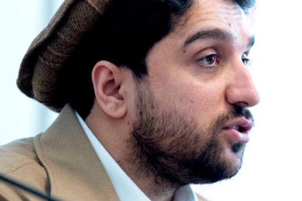 سکوت معنادار احمد مسعود؛ بی‌اعتمادی به پاکستان یا انتظار برای تغییر توازن قدرت؟ تحلیل خبری – خبرگزاری بانو: در حالی‌که تنش میان طالبان و پاکستان به بالاترین سطح خود در دو دهه اخیر رسیده است، سکوت احمد مسعود، رهبر جبهه پنجشیر، در قبال تحولات اخیر پرسش‌های تازه‌ای را برانگیخته است. آیا او به پاکستان اعتماد ندارد یا این سکوت بخشی از یک محاسبه سیاسی بزرگ‌تر است؟ تحلیل‌گران بر این باورند که سکوت مسعود نه از سر بی‌تفاوتی، بلکه یک تصمیم تاکتیکی و حساب‌شده است. او می‌داند که در فضای فعلی، اسلام‌آباد بیش از هر زمان دیگر درگیر بحران‌های درونی و فشارهای خارجی برای مهار طالبان است. از همین رو، به جای درگیری لفظی، ترجیح داده است منتظر تغییر توازن قدرت بماند. پاکستان از یک‌سو با حملات فزاینده تحریک طالبان پاکستان (TTP) مواجه است و از سوی دیگر، در روابطش با طالبان افغانستان به بن‌بست رسیده است. این وضعیت برای نخستین‌بار اسلام‌آباد را در موقعیتی قرار داده که به بازتعریف سیاست خود در قبال افغانستان ناگزیر شده است. با این حال، تجربه تاریخی احمد مسعود از رفتار پاکستان در دوران پدرش، احمدشاه مسعود، موجب شده که او به نهادهای امنیتی و نظامی پاکستان بی‌اعتماد بماند. او به‌خوبی می‌داند که نزدیکی زودهنگام به اسلام‌آباد می‌تواند مشروعیت ملی‌اش را تضعیف کند. با وجود این، برخی ناظران می‌گویند در صورتی‌که پاکستان واقعاً به این نتیجه برسد که طالبان دیگر ضامن منافع استراتژیکش نیست، گفت‌وگو با احمد مسعود می‌تواند آغاز فصل تازه‌ای از تعامل سیاسی میان دو کشور باشد. در نهایت، سکوت احمد مسعود را می‌توان نه نشانه‌ی انفعال، بلکه نشانه‌ی صبر و انتظار هوشمندانه برای زمان مناسب ورود به معادله جدید منطقه‌ای دانست؛ معادله‌ای که شاید پس از فروپاشی اعتماد میان اسلام‌آباد و طالبان، شکل تازه‌ای از موازنه قدرت را در افغانستان رقم بزند.