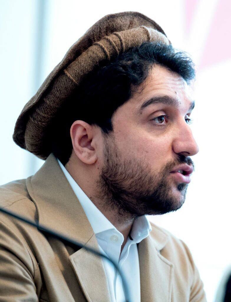 سکوت معنادار احمد مسعود؛ بی‌اعتمادی به پاکستان یا انتظار برای تغییر توازن قدرت؟ تحلیل خبری – خبرگزاری بانو: در حالی‌که تنش میان طالبان و پاکستان به بالاترین سطح خود در دو دهه اخیر رسیده است، سکوت احمد مسعود، رهبر جبهه پنجشیر، در قبال تحولات اخیر پرسش‌های تازه‌ای را برانگیخته است. آیا او به پاکستان اعتماد ندارد یا این سکوت بخشی از یک محاسبه سیاسی بزرگ‌تر است؟ تحلیل‌گران بر این باورند که سکوت مسعود نه از سر بی‌تفاوتی، بلکه یک تصمیم تاکتیکی و حساب‌شده است. او می‌داند که در فضای فعلی، اسلام‌آباد بیش از هر زمان دیگر درگیر بحران‌های درونی و فشارهای خارجی برای مهار طالبان است. از همین رو، به جای درگیری لفظی، ترجیح داده است منتظر تغییر توازن قدرت بماند. پاکستان از یک‌سو با حملات فزاینده تحریک طالبان پاکستان (TTP) مواجه است و از سوی دیگر، در روابطش با طالبان افغانستان به بن‌بست رسیده است. این وضعیت برای نخستین‌بار اسلام‌آباد را در موقعیتی قرار داده که به بازتعریف سیاست خود در قبال افغانستان ناگزیر شده است. با این حال، تجربه تاریخی احمد مسعود از رفتار پاکستان در دوران پدرش، احمدشاه مسعود، موجب شده که او به نهادهای امنیتی و نظامی پاکستان بی‌اعتماد بماند. او به‌خوبی می‌داند که نزدیکی زودهنگام به اسلام‌آباد می‌تواند مشروعیت ملی‌اش را تضعیف کند. با وجود این، برخی ناظران می‌گویند در صورتی‌که پاکستان واقعاً به این نتیجه برسد که طالبان دیگر ضامن منافع استراتژیکش نیست، گفت‌وگو با احمد مسعود می‌تواند آغاز فصل تازه‌ای از تعامل سیاسی میان دو کشور باشد. در نهایت، سکوت احمد مسعود را می‌توان نه نشانه‌ی انفعال، بلکه نشانه‌ی صبر و انتظار هوشمندانه برای زمان مناسب ورود به معادله جدید منطقه‌ای دانست؛ معادله‌ای که شاید پس از فروپاشی اعتماد میان اسلام‌آباد و طالبان، شکل تازه‌ای از موازنه قدرت را در افغانستان رقم بزند.