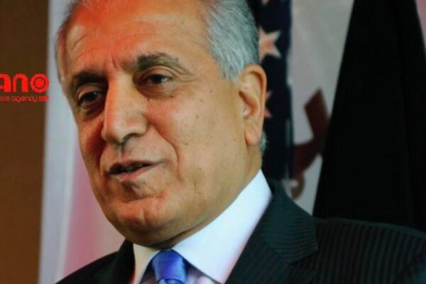 واکنش بحث‌برانگیز زلمی خلیل‌زاد به حملات پاکستان؛ حمایت پنهان از طالبان؟ خبر تحلیلی – خبرگزاری بانو: در حالی‌که حملات ارتش پاکستان بر خاک افغانستان ادامه دارد و ده‌ها غیرنظامی، از جمله هشت بازیکن کرکت، در پکتیکا جان باخته‌اند، زلمی خلیل‌زاد، دیپلمات پیشین آمریکایی افغان‌تبار، با انتشار تویتی از پاکستان خواسته است «همسایه‌ صادق» باشد — موضعی که بسیاری آن را توجیهی نرم برای سیاست‌های طالبان و چشم‌پوشی از رنج مردم افغانستان تعبیر کرده‌اند. خلیل‌زاد در نوشته‌اش از نقش قطر در تمدید آتش‌بس میان طالبان و پاکستان تمجید کرده و گفته است در زمانی که دو کشور باید از فرصت مذاکرات دوحه برای صلح استفاده کنند. اما در همان زمان، پاکستان با نقض آتش‌بس، مناطق غیرنظامی پکتیکا را بمباران کرد. منتقدان می‌گویند مواضع خلیل‌زاد، همان‌گونه که در روند توافق‌نامه دوحه نیز آشکار بود، در خدمت تثبیت قدرت طالبان است و او عملاً تلاش دارد چهره‌ای مشروع از این گروه ارائه دهد. یکی از تحلیل‌گران سیاسی در کابل می‌گوید: «وقتی طالبان مردم را از آموزش، کار و آزادی محروم کرده و پاکستان هم خاک ما را بمباران می‌کند، خلیل‌زاد هنوز از صداقت طالبان و همسایگی پاکستان سخن می‌گوید. این نه سیاست صلح، بلکه خیانت به آرمان مردم افغانستان است.» زلمی خلیل‌زاد از زمان امضای توافق‌نامه‌ دوحه در سال ۲۰۲۰ همواره متهم بوده که با مشروعیت‌بخشی سیاسی به طالبان، زمینه سقوط نظام جمهوری و بازگشت امارت را فراهم کرد. اکنون نیز اظهارات تازه‌اش نشان می‌دهد که او همچنان در خط توجیه و حمایت غیرمستقیم از طالبان حرکت می‌کند. در حالی‌که مردم افغانستان هنوز زیر سایه‌ جنگ و فقر نفس می‌کشند، خلیل‌زاد به جای دفاع از قربانیان، طالبان و پاکستان را در نقش قربانی نشان می‌دهد. این رویکرد، به باور ناظران، فاصله‌ٔ او از واقعیت تلخ افغانستان را بیش از پیش نمایان می‌کند.