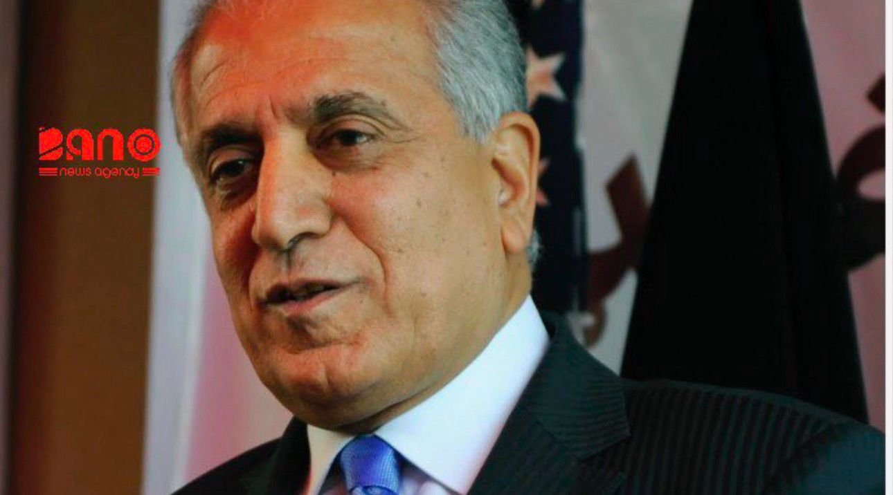 واکنش بحث‌برانگیز زلمی خلیل‌زاد به حملات پاکستان؛ حمایت پنهان از طالبان؟ خبر تحلیلی – خبرگزاری بانو: در حالی‌که حملات ارتش پاکستان بر خاک افغانستان ادامه دارد و ده‌ها غیرنظامی، از جمله هشت بازیکن کرکت، در پکتیکا جان باخته‌اند، زلمی خلیل‌زاد، دیپلمات پیشین آمریکایی افغان‌تبار، با انتشار تویتی از پاکستان خواسته است «همسایه‌ صادق» باشد — موضعی که بسیاری آن را توجیهی نرم برای سیاست‌های طالبان و چشم‌پوشی از رنج مردم افغانستان تعبیر کرده‌اند. خلیل‌زاد در نوشته‌اش از نقش قطر در تمدید آتش‌بس میان طالبان و پاکستان تمجید کرده و گفته است در زمانی که دو کشور باید از فرصت مذاکرات دوحه برای صلح استفاده کنند. اما در همان زمان، پاکستان با نقض آتش‌بس، مناطق غیرنظامی پکتیکا را بمباران کرد. منتقدان می‌گویند مواضع خلیل‌زاد، همان‌گونه که در روند توافق‌نامه دوحه نیز آشکار بود، در خدمت تثبیت قدرت طالبان است و او عملاً تلاش دارد چهره‌ای مشروع از این گروه ارائه دهد. یکی از تحلیل‌گران سیاسی در کابل می‌گوید: «وقتی طالبان مردم را از آموزش، کار و آزادی محروم کرده و پاکستان هم خاک ما را بمباران می‌کند، خلیل‌زاد هنوز از صداقت طالبان و همسایگی پاکستان سخن می‌گوید. این نه سیاست صلح، بلکه خیانت به آرمان مردم افغانستان است.» زلمی خلیل‌زاد از زمان امضای توافق‌نامه‌ دوحه در سال ۲۰۲۰ همواره متهم بوده که با مشروعیت‌بخشی سیاسی به طالبان، زمینه سقوط نظام جمهوری و بازگشت امارت را فراهم کرد. اکنون نیز اظهارات تازه‌اش نشان می‌دهد که او همچنان در خط توجیه و حمایت غیرمستقیم از طالبان حرکت می‌کند. در حالی‌که مردم افغانستان هنوز زیر سایه‌ جنگ و فقر نفس می‌کشند، خلیل‌زاد به جای دفاع از قربانیان، طالبان و پاکستان را در نقش قربانی نشان می‌دهد. این رویکرد، به باور ناظران، فاصله‌ٔ او از واقعیت تلخ افغانستان را بیش از پیش نمایان می‌کند.