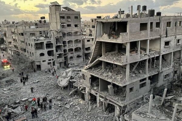 غزه پس از آتش‌بس؛ بازگشت مردم به ویرانه‌ها و بحثی تازه درباره «نسل‌کشی» جرد کوشنر، داماد دونالد ترامپ و مشاور پیشین کاخ سفید، در سفری به غزه همراه با استیو ویتکاف، فرستاده آمریکایی، از حجم گسترده ویرانی‌ها در این منطقه ابراز تأسف کرد و گفت: «احساس می‌کردم انگار بمب هسته‌ای در آن‌جا منفجر شده است.» او در مصاحبه با برنامه‌ی «۶۰ دقیقه» شبکه‌ی سی‌بی‌اس افزود که بازگشت مردم به مناطق ویران‌شده و تلاش برای برپا کردن چادر بر روی خرابه‌های خانه‌های‌شان، صحنه‌ای دردناک و تکان‌دهنده بود. با این حال، کوشنر از به‌کار بردن واژه‌ی «نسل‌کشی» در توصیف آنچه در غزه رخ داده خودداری کرد. استیو ویتکاف نیز در اظهارات مشابهی گفت که آنچه در غزه گذشته، «نسل‌کشی» نیست و بنیامین نتانیاهو کشورش را در شرایط دشواری رهبری کرده است. اما ناظران بین‌المللی و فعالان حقوق بشر می‌گویند که حجم ویرانی، تلفات گسترده غیرنظامیان و هدف قرار گرفتن زیرساخت‌های اساسی، از جمله بیمارستان‌ها و مدارس، از مرزهای «جنگ متعارف» فراتر رفته و واجد ویژگی‌های نسل‌کشی است. آنان تأکید دارند که انکار این واقعیت، تاریخ را تغییر نمی‌دهد؛ زیرا آنچه در غزه اتفاق افتاده، چهره‌ی اسرائیل را در افکار عمومی جهان برای سال‌های طولانی خدشه‌دار کرده است. از سوی دیگر، تحلیلگران یادآور می‌شوند که حماس نیز در آغاز این درگیری‌ها با حمله‌ی خونینی علیه غیرنظامیان اسرائیلی نقش داشته و نمی‌توان کارنامه‌ی آن را نادیده گرفت. با این حال، مجازات جمعی یک ملت برای اعمال یک گروه مسلح، نه‌تنها از دیدگاه حقوق بین‌الملل مردود است، بلکه به بازتولید نفرت و خشونت در نسل‌های آینده منجر می‌شود. برخی کارشناسان معتقدند که اگر اسرائیل پس از حمله‌ی حماس در اکتبر، به‌جای بمباران گسترده، مسیر حقوقی و قضایی را در پیش می‌گرفت و رهبران حماس را از طریق نهادهای بین‌المللی تعقیب می‌کرد، هم از مشروعیت جهانی بیشتری برخوردار می‌شد و هم از دشمن‌تراشی بلندمدت در میان مردم غزه جلوگیری می‌کرد. در نهایت، آنچه اکنون در غزه دیده می‌شود، شهری است ویران با مردمی بی‌خانمان که به خاکستر خانه‌های خود بازمی‌گردند. شاید کوشنر و ویتکاف از واژه‌ی «نسل‌کشی» پرهیز کنند، اما تاریخ احتمالاً با چنین احتیاطی رفتار نخواهد کرد؛ زیرا در حافظه‌ی مردم خاورمیانه، این فصل از جنگ، نه یک «عملیات نظامی»، بلکه فاجعه‌ای انسانی و اخلاقی ثبت خواهد شد