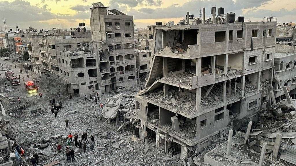 غزه پس از آتش‌بس؛ بازگشت مردم به ویرانه‌ها و بحثی تازه درباره «نسل‌کشی» جرد کوشنر، داماد دونالد ترامپ و مشاور پیشین کاخ سفید، در سفری به غزه همراه با استیو ویتکاف، فرستاده آمریکایی، از حجم گسترده ویرانی‌ها در این منطقه ابراز تأسف کرد و گفت: «احساس می‌کردم انگار بمب هسته‌ای در آن‌جا منفجر شده است.» او در مصاحبه با برنامه‌ی «۶۰ دقیقه» شبکه‌ی سی‌بی‌اس افزود که بازگشت مردم به مناطق ویران‌شده و تلاش برای برپا کردن چادر بر روی خرابه‌های خانه‌های‌شان، صحنه‌ای دردناک و تکان‌دهنده بود. با این حال، کوشنر از به‌کار بردن واژه‌ی «نسل‌کشی» در توصیف آنچه در غزه رخ داده خودداری کرد. استیو ویتکاف نیز در اظهارات مشابهی گفت که آنچه در غزه گذشته، «نسل‌کشی» نیست و بنیامین نتانیاهو کشورش را در شرایط دشواری رهبری کرده است. اما ناظران بین‌المللی و فعالان حقوق بشر می‌گویند که حجم ویرانی، تلفات گسترده غیرنظامیان و هدف قرار گرفتن زیرساخت‌های اساسی، از جمله بیمارستان‌ها و مدارس، از مرزهای «جنگ متعارف» فراتر رفته و واجد ویژگی‌های نسل‌کشی است. آنان تأکید دارند که انکار این واقعیت، تاریخ را تغییر نمی‌دهد؛ زیرا آنچه در غزه اتفاق افتاده، چهره‌ی اسرائیل را در افکار عمومی جهان برای سال‌های طولانی خدشه‌دار کرده است. از سوی دیگر، تحلیلگران یادآور می‌شوند که حماس نیز در آغاز این درگیری‌ها با حمله‌ی خونینی علیه غیرنظامیان اسرائیلی نقش داشته و نمی‌توان کارنامه‌ی آن را نادیده گرفت. با این حال، مجازات جمعی یک ملت برای اعمال یک گروه مسلح، نه‌تنها از دیدگاه حقوق بین‌الملل مردود است، بلکه به بازتولید نفرت و خشونت در نسل‌های آینده منجر می‌شود. برخی کارشناسان معتقدند که اگر اسرائیل پس از حمله‌ی حماس در اکتبر، به‌جای بمباران گسترده، مسیر حقوقی و قضایی را در پیش می‌گرفت و رهبران حماس را از طریق نهادهای بین‌المللی تعقیب می‌کرد، هم از مشروعیت جهانی بیشتری برخوردار می‌شد و هم از دشمن‌تراشی بلندمدت در میان مردم غزه جلوگیری می‌کرد. در نهایت، آنچه اکنون در غزه دیده می‌شود، شهری است ویران با مردمی بی‌خانمان که به خاکستر خانه‌های خود بازمی‌گردند. شاید کوشنر و ویتکاف از واژه‌ی «نسل‌کشی» پرهیز کنند، اما تاریخ احتمالاً با چنین احتیاطی رفتار نخواهد کرد؛ زیرا در حافظه‌ی مردم خاورمیانه، این فصل از جنگ، نه یک «عملیات نظامی»، بلکه فاجعه‌ای انسانی و اخلاقی ثبت خواهد شد