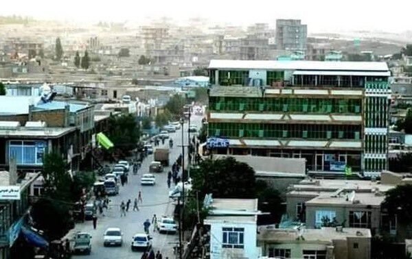 کوچ اجباری طالبان از بامیان تا غزنی؛ نوآباد، قربانی تازه‌ی سیاست حذف خبرگزاری بانو: در تداوم کوچ‌های اجباری طالبان در بامیان، بهسود و اورزگان، این‌بار نوبت به شهرک نوآباد در ولایت غزنی رسیده است؛ جایی که مردمش نه زمین دولتی غصب کرده‌اند، نه بر املاک کسی تجاوز، بلکه با دسترنج و عرق پیشانی خویش هر وجب آن را خریده و آباد کرده‌اند. طالبان با صدور اعلامیه‌ای مبنی بر «دولتی بودن» زمین‌های نوآباد، موجی از نگرانی و خشم را در میان مردم برانگیخته‌اند. این در حالی‌ست که باشندگان این ناحیه، اسناد رسمی مالکیت، قباله‌ها و رسیدهای قانونی در اختیار دارند و طی بیش از دو دهه، بدون هیچ‌گونه حمایت دولتی، از بیابان خشک شهری زنده ساخته‌اند؛ شهری که با هزینه‌های شخصی مردم، پایه‌های برق، سرک‌ها و خانه‌هایش برپا شده است. اما اکنون همان مردمی که از راه کارگری در داخل و بیرون کشور سرمایه اندوختند تا برای خانواده‌های‌شان سرپناهی بسازند، با برچسب‌های «غصب» و «دولتی بودن» زمین‌ها مواجه‌اند. در واقع، برنامه‌ی جابه‌جایی اجباری اقوام، به‌نام «نظم و عدالت»، اما در عمل برای تغییر بافت جمعیتی و حذف هدفمند گروه‌های قومی دنبال می‌شود. سکوت رسمی و بی‌اعتنایی به فریاد مردم، نشان از سیاستی دارد که نه به عدالت باور دارد و نه به حرمت ملک و جان انسان. طالبان می‌خواهند چهره‌ی ظلم را در پوشش قانون پنهان کنند، اما حقیقت روشن است: نوآباد غصب نیست، بلکه یادگار کار، امید و زندگی صادقانه‌ی مردم است. مردم غزنی می‌گویند عدالت، وقتی معنا دارد که پیش از هر تصمیم، اسناد و واقعیت‌ها دیده شود. اگر نه، این اعلامیه‌ها چیزی جز ادامه‌ی کوچ اجباری و پاک‌سازی نرم قومی نخواهد بود — سیاستی که از بامیان و بهسود آغاز شد و اکنون در غزنی ادامه یافته است. نوآباد فقط یک منطقه نیست؛ نمادی‌ست از مقاومت مدنی مردم در برابر بی‌عدالتی و مصادره‌گری به‌نام دین و دولت.