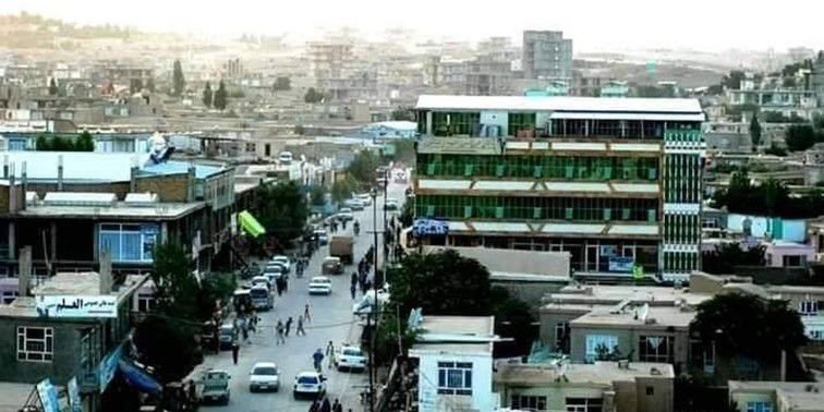 کوچ اجباری طالبان از بامیان تا غزنی؛ نوآباد، قربانی تازه‌ی سیاست حذف خبرگزاری بانو: در تداوم کوچ‌های اجباری طالبان در بامیان، بهسود و اورزگان، این‌بار نوبت به شهرک نوآباد در ولایت غزنی رسیده است؛ جایی که مردمش نه زمین دولتی غصب کرده‌اند، نه بر املاک کسی تجاوز، بلکه با دسترنج و عرق پیشانی خویش هر وجب آن را خریده و آباد کرده‌اند. طالبان با صدور اعلامیه‌ای مبنی بر «دولتی بودن» زمین‌های نوآباد، موجی از نگرانی و خشم را در میان مردم برانگیخته‌اند. این در حالی‌ست که باشندگان این ناحیه، اسناد رسمی مالکیت، قباله‌ها و رسیدهای قانونی در اختیار دارند و طی بیش از دو دهه، بدون هیچ‌گونه حمایت دولتی، از بیابان خشک شهری زنده ساخته‌اند؛ شهری که با هزینه‌های شخصی مردم، پایه‌های برق، سرک‌ها و خانه‌هایش برپا شده است. اما اکنون همان مردمی که از راه کارگری در داخل و بیرون کشور سرمایه اندوختند تا برای خانواده‌های‌شان سرپناهی بسازند، با برچسب‌های «غصب» و «دولتی بودن» زمین‌ها مواجه‌اند. در واقع، برنامه‌ی جابه‌جایی اجباری اقوام، به‌نام «نظم و عدالت»، اما در عمل برای تغییر بافت جمعیتی و حذف هدفمند گروه‌های قومی دنبال می‌شود. سکوت رسمی و بی‌اعتنایی به فریاد مردم، نشان از سیاستی دارد که نه به عدالت باور دارد و نه به حرمت ملک و جان انسان. طالبان می‌خواهند چهره‌ی ظلم را در پوشش قانون پنهان کنند، اما حقیقت روشن است: نوآباد غصب نیست، بلکه یادگار کار، امید و زندگی صادقانه‌ی مردم است. مردم غزنی می‌گویند عدالت، وقتی معنا دارد که پیش از هر تصمیم، اسناد و واقعیت‌ها دیده شود. اگر نه، این اعلامیه‌ها چیزی جز ادامه‌ی کوچ اجباری و پاک‌سازی نرم قومی نخواهد بود — سیاستی که از بامیان و بهسود آغاز شد و اکنون در غزنی ادامه یافته است. نوآباد فقط یک منطقه نیست؛ نمادی‌ست از مقاومت مدنی مردم در برابر بی‌عدالتی و مصادره‌گری به‌نام دین و دولت.