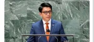 راجولینا پس از ماه‌ها ناآرامی و از دست‌دادن همراهی واحدی از ارتش، ماداگاسکار را ترک کرد خبرگزاری بانو: آندری راجولینا، رئیس‌جمهور ماداگاسکار، روز دوشنبه پس از افزایش اعتراض‌های خیابانی و پیوستن یکی از واحدهای کلیدی ارتش به معترضان، کشور را ترک کرد. منابع خبری بین‌المللی گزارش داده‌اند که او با پروازی نظامیِ فرانسه آنتاناناریوو را به مقصدی نامعلوم — احتمالاً دبی — ترک کرده است. آندری راجولینا که تابستان گذشته برای دور دوم به قدرت بازگشته بود، در هفته‌های اخیر با اعتراض‌های گسترده‌‌ای در پایتخت و دیگر شهرهای ماداگاسکار روبه‌رو شد. معترضان خواستار کناره‌گیری او شده‌اند و علت موج نارضایتی‌ها را قطعی‌های مکرر برق و آب، ضعف نظام آموزشی، بیکاری و فقر گسترده عنوان کرده‌اند. به گزارش رسانه‌های بین‌المللی، نقطه عطف بحران زمانی رقم خورد که واحد «کپسات» — یکی از یگان‌های نخبه ارتش — از دستور سرکوب معترضان امتناع کرد و در پی پیوستن به جنبش اعتراضی «نسل زد» حمایت از مطالبات مردمی را اعلام نمود. در پیام ویدیویی منتشرشده از سوی این سربازان از نیروهای امنیتی خواسته شد از شلیک به مردم خودداری کنند و بر عدم پذیرش «پول برای تیراندازی به هم‌وطنان» تأکید شد. رادیوی بین‌المللی فرانسه (RFI) گزارش داده است که خروج راجولینا، با هماهنگی مقام‌های فرانسوی و به‌وسیله یک هواپیمای نظامی انجام شده است؛ خبری که در گزارش‌های دیگر از احتمال عزیمت او به دبی نیز یاد شده است. دفتر ریاست‌جمهوری ماداگاسکار تاکنون به‌طور رسمی در این‌باره توضیح نداده است. روزنامه‌های بین‌المللی می‌نویسند که با خروج راجولینا، قدرت سیاسی در آنتاناناریوو در وضعیتی متزلزل قرار گرفته و آینده کشور در کوتاه‌مدت به رفتار نهادهای نظامی و واکنش رهبران اپوزیسیون و جامعه مدنی وابسته خواهد بود. تحلیل‌گران می‌گویند اگر تنش‌ها ادامه یابد، ماداگاسکار ممکن است وارد دوره‌ای از بی‌ثباتی موقت و چالش‌های اقتصادی و امنیتی شود. خروج رئیس‌جمهور ماداگاسکار پس از از دست‌دادن حمایت بخش‌هایی از ارتش، نشان از عمق نارضایتی اجتماعی و بحران مدیریتی دارد. اکنون تمرکز بر آن است که آیا نهادهای نظامی و سیاسی کشور می‌توانند ظرفیتی برای مدیریت انتقال مسالمت‌آمیز قدرت ایجاد کنند، یا اینکه بحران به مرحله‌ای پیچیده‌تر و طولانی‌مدت تبدیل خواهد شد.