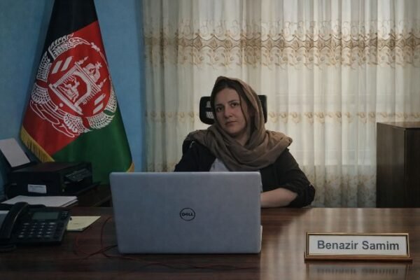 جهان امروز در برابر یکی از پیچیده ترین و در عین حال خطرناکترین خطاهای تحلیلی خود ایستاده است: ساده انگاری تهدید تروریزم در افغانستان. این ساده ‌سازی، نه تنها واقعیت های میدانی را نادیده میگیرد، بلکه به‌گونه‌ای ناخواسته بستر باز تولید و انشعاب تروریزم فراملی را در جغرافیایی فراهم کرده است که اکنون زیر اداره طالبان قرار دارد. پس از سقوط نظام جمهوری و بازگشت طالبان به قدرت، بسیاری از بازیگران بین المللی با رویکردی تقلیل گرایانه تلاش کردند وضعیت افغانستان را صرفاً به یک«مسئله داخلی» یا «بحران مهار شده» تقلیل دهند. این نگاه، بیش از آنکه بر تحلیل عمیق مبتنی باشد، بر خستگی سیاسی جهان از جنگی طولانی استوار بود. اما تاریخ نشان داده است که نادیده گرفتن بستر های ایدئولوژیک و امنیتی، همواره هزینه‌ ای فراتر از مرزها در پی داشته است. افغانستان امروز، صرفاً یک کشور بحران زده نیست؛ بلکه به یک چهارراه ایدئولوژیک برای گروههای افراطی بدل شده است. در حالی که طالبان تلاش میکنند خود را به‌ عنوان یک بازیگر «مسئول» معرفی کنند، واقعیت میدانی از وجود شبکه‌ های متکثر، بعضاً متضاد و گاه هم پوشان تروریستی حکایت دارد؛ شبکه ‌هایی که یا در سکوت رشد میکنند یا در سایه مصلحت گرایی سیاسی نادیده گرفته میشوند. خطر اصلی، نه فقط در حضور تروریزم، بلکه در انشعاب و چندپارچگی آن نهفته است. تروریزمی که زمانی ساختار متمرکز داشت، اکنون به شاخه‌ هایی با قرائت های متفاوت، اما هدفهای مشترک تبدیل شده است؛ شاخه ‌هایی که از خلأ نظارت بین المللی، ضعف ساختارهای امنیتی، و حمایتهای پنهان یا آشکار منطقه‌ای بهره میبرند. این انشعاب، تروریزم را انعطاف‌پذیرتر، پیش ‌بینی ناپذیرتر و جهانی ترمیسازد. ساده انگاری بینش جهانی در قبال طالبان، عملاً به معنای واگذاری ابتکار امنیت جهانی به واقعیت های کنترل نشده است. جهان، با پذیرش حداقلی طالبان بدون سازوکارهای الزام آور، در حال مشروعیت‌ بخشی غیرمستقیم به ساختاری است که هنوز در آزمون شفافیت، حقوق بشر، و مبارزه واقعی با تروریزم ناکام مانده است. این وضعیت، پیام خطرناکی به گروههای افراطی دیگر نیز مخابره میکند: «قدرت، حتی بدون پاسخگویی، قابل دوام است.» از منظر ادبی–سیاسی، افغانستان امروز همچون آیینه ‌ای است که بی تفاوتی جهان را بازتاب میدهد؛ آیینه‌ای که ترک های آن، آینده امنیت منطقه‌ای و جهانی را تهدید میکند. هر روز تأخیر در بازنگری این رویکرد، به معنای عمیق تر شدن شکاف ها و پیچیده تر شدن معادله تروریزم است. در نهایت، اگر جامعه جهانی همچنان بر طبل ساده انگاری بکوبد و واقعیت چندلایه ی تروریزم در افغانستان را نادیده بگیرد، باید آماده مواجهه با نسخه ‌ای تازه، خشن تر و فرامرزی تر از همان تهدیدی باشد که زمانی گمان میرفت مهار شده است. تروریزم، وقتی در سایه سکوت رشد کند، مرز نمی شناسد؛ و افغانستان امروز، نقطه آغاز این بی توجهی پرهزینه است. در یک جمع‌بندی مختصر میتوان گفت که طالبان، نه قربانی شرایط، بلکه یکی از عوامل اصلی تقویت و باز تولید تروریزم در افغانستان و فراتر از آن هستند. ساده انگاری بینش جهانی نسبت به نقش طالبان، یک خطای تحلیلی با پیامدهای بلندمدت امنیتی است. تا زمانی که این واقعیت پذیرفته نشود و سیاستهای جهانی بر پایه ای پاسخگویی، نظارت و فشار هدفمند تنظیم نگردد، خطر انشعاب تروریزم جهانی رو به گسترش خواهد بود؛ خطری که دیر یا زود، مرزهای افغانستان را درخواهد نوردید.