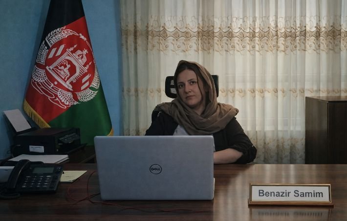 جهان امروز در برابر یکی از پیچیده ترین و در عین حال خطرناکترین خطاهای تحلیلی خود ایستاده است: ساده انگاری تهدید تروریزم در افغانستان. این ساده ‌سازی، نه تنها واقعیت های میدانی را نادیده میگیرد، بلکه به‌گونه‌ای ناخواسته بستر باز تولید و انشعاب تروریزم فراملی را در جغرافیایی فراهم کرده است که اکنون زیر اداره طالبان قرار دارد. پس از سقوط نظام جمهوری و بازگشت طالبان به قدرت، بسیاری از بازیگران بین المللی با رویکردی تقلیل گرایانه تلاش کردند وضعیت افغانستان را صرفاً به یک«مسئله داخلی» یا «بحران مهار شده» تقلیل دهند. این نگاه، بیش از آنکه بر تحلیل عمیق مبتنی باشد، بر خستگی سیاسی جهان از جنگی طولانی استوار بود. اما تاریخ نشان داده است که نادیده گرفتن بستر های ایدئولوژیک و امنیتی، همواره هزینه‌ ای فراتر از مرزها در پی داشته است. افغانستان امروز، صرفاً یک کشور بحران زده نیست؛ بلکه به یک چهارراه ایدئولوژیک برای گروههای افراطی بدل شده است. در حالی که طالبان تلاش میکنند خود را به‌ عنوان یک بازیگر «مسئول» معرفی کنند، واقعیت میدانی از وجود شبکه‌ های متکثر، بعضاً متضاد و گاه هم پوشان تروریستی حکایت دارد؛ شبکه ‌هایی که یا در سکوت رشد میکنند یا در سایه مصلحت گرایی سیاسی نادیده گرفته میشوند. خطر اصلی، نه فقط در حضور تروریزم، بلکه در انشعاب و چندپارچگی آن نهفته است. تروریزمی که زمانی ساختار متمرکز داشت، اکنون به شاخه‌ هایی با قرائت های متفاوت، اما هدفهای مشترک تبدیل شده است؛ شاخه ‌هایی که از خلأ نظارت بین المللی، ضعف ساختارهای امنیتی، و حمایتهای پنهان یا آشکار منطقه‌ای بهره میبرند. این انشعاب، تروریزم را انعطاف‌پذیرتر، پیش ‌بینی ناپذیرتر و جهانی ترمیسازد. ساده انگاری بینش جهانی در قبال طالبان، عملاً به معنای واگذاری ابتکار امنیت جهانی به واقعیت های کنترل نشده است. جهان، با پذیرش حداقلی طالبان بدون سازوکارهای الزام آور، در حال مشروعیت‌ بخشی غیرمستقیم به ساختاری است که هنوز در آزمون شفافیت، حقوق بشر، و مبارزه واقعی با تروریزم ناکام مانده است. این وضعیت، پیام خطرناکی به گروههای افراطی دیگر نیز مخابره میکند: «قدرت، حتی بدون پاسخگویی، قابل دوام است.» از منظر ادبی–سیاسی، افغانستان امروز همچون آیینه ‌ای است که بی تفاوتی جهان را بازتاب میدهد؛ آیینه‌ای که ترک های آن، آینده امنیت منطقه‌ای و جهانی را تهدید میکند. هر روز تأخیر در بازنگری این رویکرد، به معنای عمیق تر شدن شکاف ها و پیچیده تر شدن معادله تروریزم است. در نهایت، اگر جامعه جهانی همچنان بر طبل ساده انگاری بکوبد و واقعیت چندلایه ی تروریزم در افغانستان را نادیده بگیرد، باید آماده مواجهه با نسخه ‌ای تازه، خشن تر و فرامرزی تر از همان تهدیدی باشد که زمانی گمان میرفت مهار شده است. تروریزم، وقتی در سایه سکوت رشد کند، مرز نمی شناسد؛ و افغانستان امروز، نقطه آغاز این بی توجهی پرهزینه است. در یک جمع‌بندی مختصر میتوان گفت که طالبان، نه قربانی شرایط، بلکه یکی از عوامل اصلی تقویت و باز تولید تروریزم در افغانستان و فراتر از آن هستند. ساده انگاری بینش جهانی نسبت به نقش طالبان، یک خطای تحلیلی با پیامدهای بلندمدت امنیتی است. تا زمانی که این واقعیت پذیرفته نشود و سیاستهای جهانی بر پایه ای پاسخگویی، نظارت و فشار هدفمند تنظیم نگردد، خطر انشعاب تروریزم جهانی رو به گسترش خواهد بود؛ خطری که دیر یا زود، مرزهای افغانستان را درخواهد نوردید.