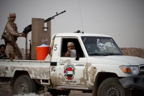 خبرگزاری بانو: در اوج تنش‌های سیاسی و نظامی در جنوب یمن، شورای رهبری ریاست‌جمهوری این کشور اعلام کرده است که توافق‌نامه دفاعی مشترک با امارات متحده عربی را لغو کرده و از این کشور خواسته است تمام نیروها و پرسنل فنی خود را ظرف ۲۴ ساعت از خاک یمن خارج کند. خبرگزاری تاس روز سه‌شنبه، ۳۰ دسامبر، به نقل از منابع رسمی گزارش داده است که رشاد محمد العلیمی، رییس شورای رهبری ریاست‌جمهوری یمن، دلیل این تصمیم را اقدامات اخیر گروه‌های جدایی‌طلب در شرق کشور عنوان کرده است. در بیانیه منتشرشده آمده است: «این تصمیم به معنای لغو توافق‌نامه دفاعی مشترک با امارات متحده عربی است.» هم‌زمان، وزارت خارجه عربستان سعودی تحرکات نیروهای جدایی‌طلب را «تشدید غیرقابل توجیه اوضاع امنیتی» خوانده و نسبت به پیامدهای آن هشدار داده است. این تحولات در حالی رخ می‌دهد که شام‌گاه ۲۷ دسامبر، رییس شورای رهبری یمن از ایتلاف به رهبری عربستان سعودی درخواست کمک نظامی برای حفاظت از شهروندان ولایت حضرموت در برابر جدایی‌طلبان کرده بود. در ادامه این تنش‌ها، منابع خبری از بمباران بندر مکلا توسط عربستان سعودی در صبح امروز خبر داده‌اند؛ حمله‌ای که به‌گفته این منابع، با هدف جلوگیری از انتقال سلاح به گروه «شورای انتقالی جنوب» انجام شده است. این گروه از پشتیبانی سیاسی و نظامی امارات متحده عربی برخوردار است. تحلیل‌گران می‌گویند تشدید اختلاف میان ریاض و ابوظبی در پرونده یمن می‌تواند موازنه ایتلاف منطقه‌ای را وارد مرحله تازه‌ای از تنش و بازآرایی سیاسی-نظامی کند.