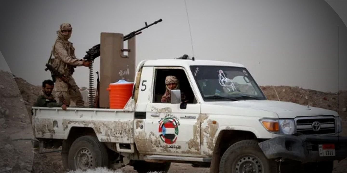 خبرگزاری بانو: در اوج تنش‌های سیاسی و نظامی در جنوب یمن، شورای رهبری ریاست‌جمهوری این کشور اعلام کرده است که توافق‌نامه دفاعی مشترک با امارات متحده عربی را لغو کرده و از این کشور خواسته است تمام نیروها و پرسنل فنی خود را ظرف ۲۴ ساعت از خاک یمن خارج کند. خبرگزاری تاس روز سه‌شنبه، ۳۰ دسامبر، به نقل از منابع رسمی گزارش داده است که رشاد محمد العلیمی، رییس شورای رهبری ریاست‌جمهوری یمن، دلیل این تصمیم را اقدامات اخیر گروه‌های جدایی‌طلب در شرق کشور عنوان کرده است. در بیانیه منتشرشده آمده است: «این تصمیم به معنای لغو توافق‌نامه دفاعی مشترک با امارات متحده عربی است.» هم‌زمان، وزارت خارجه عربستان سعودی تحرکات نیروهای جدایی‌طلب را «تشدید غیرقابل توجیه اوضاع امنیتی» خوانده و نسبت به پیامدهای آن هشدار داده است. این تحولات در حالی رخ می‌دهد که شام‌گاه ۲۷ دسامبر، رییس شورای رهبری یمن از ایتلاف به رهبری عربستان سعودی درخواست کمک نظامی برای حفاظت از شهروندان ولایت حضرموت در برابر جدایی‌طلبان کرده بود. در ادامه این تنش‌ها، منابع خبری از بمباران بندر مکلا توسط عربستان سعودی در صبح امروز خبر داده‌اند؛ حمله‌ای که به‌گفته این منابع، با هدف جلوگیری از انتقال سلاح به گروه «شورای انتقالی جنوب» انجام شده است. این گروه از پشتیبانی سیاسی و نظامی امارات متحده عربی برخوردار است. تحلیل‌گران می‌گویند تشدید اختلاف میان ریاض و ابوظبی در پرونده یمن می‌تواند موازنه ایتلاف منطقه‌ای را وارد مرحله تازه‌ای از تنش و بازآرایی سیاسی-نظامی کند.