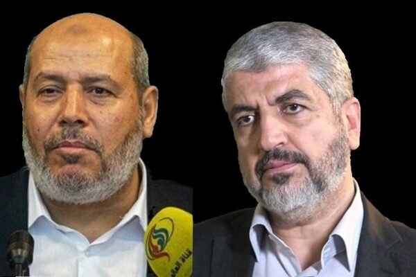 خبرگزاری بانو: رسانه سعودی «الشرق» به نقل از منابع نزدیک به حماس گزارش داده است که این جنبش به‌زودی رهبر جدید خود را انتخاب می‌کند. بر اساس این گزارش، خلیل الحیه، رئیس دفتر سیاسی حماس، و خالد مشعل، رهبر پیشین این جنبش، گزینه‌های اصلی این رقابت هستند. به گفته منابع آگاه، اختلاف اصلی دو نامزد به نحوه پایان جنگ غزه بازمی‌گردد؛ خلیل الحیه که به ایران نزدیک دانسته می‌شود، بر ادامه درگیری تا خروج کامل ارتش اسرائیل از غزه تأکید دارد، در حالی که خالد مشعل، چهره‌ای نزدیک به قطر، از مسیر مذاکره برای پایان جنگ حمایت می‌کند و خواهان کاهش فاصله حماس با کشورهای عرب میانه‌رو است. طبق این گزارش، با وجود اختلاف دیدگاه‌ها، حمایت رهبران حماس در غزه و کرانه باختری از خلیل الحیه، شانس او را برای پیروزی در انتخابات افزایش داده است. انتخابات از سوی «شورای عمومی حماس» با ۵۰ عضو برگزار می‌شود. این جنبش هر چهار سال یک‌بار رهبر جدید انتخاب می‌کند، اما انتخابات پیشِ‌رو به دلیل جنگ غزه به تعویق افتاده بود. پس از کشته‌شدن اسماعیل هنیه در سال ۲۰۲۴ و جانشین او یحیی سنوار، اداره حماس به‌طور موقت بر عهده شورای رهبری قرار دارد.