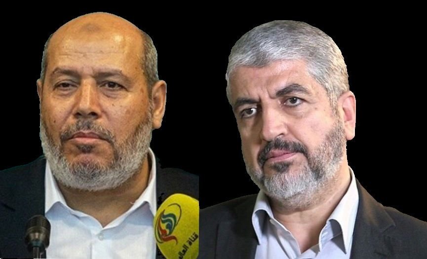 خبرگزاری بانو: رسانه سعودی «الشرق» به نقل از منابع نزدیک به حماس گزارش داده است که این جنبش به‌زودی رهبر جدید خود را انتخاب می‌کند. بر اساس این گزارش، خلیل الحیه، رئیس دفتر سیاسی حماس، و خالد مشعل، رهبر پیشین این جنبش، گزینه‌های اصلی این رقابت هستند. به گفته منابع آگاه، اختلاف اصلی دو نامزد به نحوه پایان جنگ غزه بازمی‌گردد؛ خلیل الحیه که به ایران نزدیک دانسته می‌شود، بر ادامه درگیری تا خروج کامل ارتش اسرائیل از غزه تأکید دارد، در حالی که خالد مشعل، چهره‌ای نزدیک به قطر، از مسیر مذاکره برای پایان جنگ حمایت می‌کند و خواهان کاهش فاصله حماس با کشورهای عرب میانه‌رو است. طبق این گزارش، با وجود اختلاف دیدگاه‌ها، حمایت رهبران حماس در غزه و کرانه باختری از خلیل الحیه، شانس او را برای پیروزی در انتخابات افزایش داده است. انتخابات از سوی «شورای عمومی حماس» با ۵۰ عضو برگزار می‌شود. این جنبش هر چهار سال یک‌بار رهبر جدید انتخاب می‌کند، اما انتخابات پیشِ‌رو به دلیل جنگ غزه به تعویق افتاده بود. پس از کشته‌شدن اسماعیل هنیه در سال ۲۰۲۴ و جانشین او یحیی سنوار، اداره حماس به‌طور موقت بر عهده شورای رهبری قرار دارد.