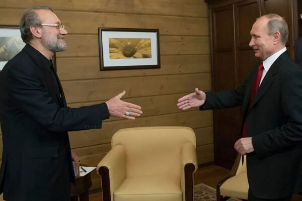 خبرگزاری بانو: در حالی که نگرانی‌ها از احتمال درگیری نظامی تازه میان ایران و اسرائیل افزایش یافته، گزارش‌ها حاکی از آن است که دو طرف طی هفته‌های اخیر پیام‌هایی محرمانه را از طریق یک واسطه مشترک با یکدیگر ردوبدل کرده‌اند. رسانه بریتانیایی «امواج میدیا» گزارش داده است که این تبادل پیام‌ها با نقش‌آفرینی غیرمستقیم روسیه و با هدف جلوگیری از تشدید تنش انجام شده، نه دستیابی به توافق سیاسی یا چارچوب مشخص دیپلماتیک. به گفته یک منبع آگاه منطقه‌ای، این تماس‌ها صرفاً ماهیت هشداردهنده و کنترولی داشته است. بر اساس این گزارش، پیام‌رسانی‌ها هم‌زمان با تلاش بنیامین نتانیاهو، نخست‌وزیر اسرائیل، برای جلب حمایت ایالات متحده در دیدار با دونالد ترامپ صورت گرفته است؛ تلاشی که گفته می‌شود با هدف فراهم‌سازی زمینه برای حمله احتمالی تازه علیه ایران دنبال می‌شود. در ادامه آمده است که این تحرکات دیپلماتیک در شرایطی جریان دارد که در داخل ایران، انتقادهایی نسبت به مواضع روسیه و آنچه «رفتار دوگانه مسکو» در پرونده هسته‌ای ایران خوانده می‌شود، افزایش یافته است. با این حال، روسیه تلاش دارد جایگاه خود را به‌عنوان بازیگر تأثیرگذار منطقه‌ای حفظ کند؛ از جمله با ایفای نقش میانجی‌گرانه در تنش‌های فزاینده تهران و تل‌آویو. به گفته همان منبع آگاه، این تماس‌های غیرعلنی پس از آن آغاز شد که نتانیاهو از یک واسطه خواست پیامی را منتقل کند مبنی بر این‌که اسرائیل در مقطع کنونی قصد تشدید رویارویی نظامی را ندارد. ایران نیز، با وجود آن‌که اسرائیل را به‌رسمیت نمی‌شناسد و اعتماد رسمی به این پیام‌ها نشان نداده، از طریق همان کانال پاسخی مشروط و غیرمتعهدانه ارسال کرده است؛ پاسخی که بدون پذیرش هرگونه چارچوب هماهنگی یا تعهد سیاسی مطرح شده است.