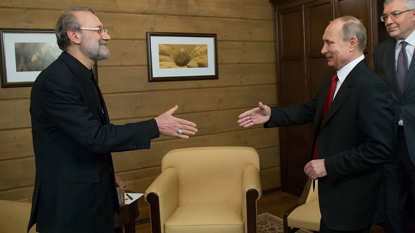 خبرگزاری بانو: در حالی که نگرانی‌ها از احتمال درگیری نظامی تازه میان ایران و اسرائیل افزایش یافته، گزارش‌ها حاکی از آن است که دو طرف طی هفته‌های اخیر پیام‌هایی محرمانه را از طریق یک واسطه مشترک با یکدیگر ردوبدل کرده‌اند. رسانه بریتانیایی «امواج میدیا» گزارش داده است که این تبادل پیام‌ها با نقش‌آفرینی غیرمستقیم روسیه و با هدف جلوگیری از تشدید تنش انجام شده، نه دستیابی به توافق سیاسی یا چارچوب مشخص دیپلماتیک. به گفته یک منبع آگاه منطقه‌ای، این تماس‌ها صرفاً ماهیت هشداردهنده و کنترولی داشته است. بر اساس این گزارش، پیام‌رسانی‌ها هم‌زمان با تلاش بنیامین نتانیاهو، نخست‌وزیر اسرائیل، برای جلب حمایت ایالات متحده در دیدار با دونالد ترامپ صورت گرفته است؛ تلاشی که گفته می‌شود با هدف فراهم‌سازی زمینه برای حمله احتمالی تازه علیه ایران دنبال می‌شود. در ادامه آمده است که این تحرکات دیپلماتیک در شرایطی جریان دارد که در داخل ایران، انتقادهایی نسبت به مواضع روسیه و آنچه «رفتار دوگانه مسکو» در پرونده هسته‌ای ایران خوانده می‌شود، افزایش یافته است. با این حال، روسیه تلاش دارد جایگاه خود را به‌عنوان بازیگر تأثیرگذار منطقه‌ای حفظ کند؛ از جمله با ایفای نقش میانجی‌گرانه در تنش‌های فزاینده تهران و تل‌آویو. به گفته همان منبع آگاه، این تماس‌های غیرعلنی پس از آن آغاز شد که نتانیاهو از یک واسطه خواست پیامی را منتقل کند مبنی بر این‌که اسرائیل در مقطع کنونی قصد تشدید رویارویی نظامی را ندارد. ایران نیز، با وجود آن‌که اسرائیل را به‌رسمیت نمی‌شناسد و اعتماد رسمی به این پیام‌ها نشان نداده، از طریق همان کانال پاسخی مشروط و غیرمتعهدانه ارسال کرده است؛ پاسخی که بدون پذیرش هرگونه چارچوب هماهنگی یا تعهد سیاسی مطرح شده است.