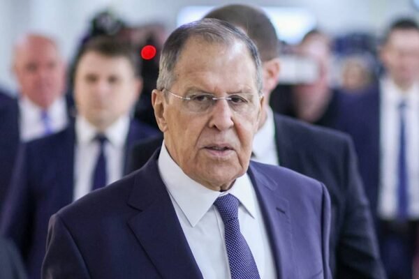 خبرگزاری بانو: سرگی لاوروف، وزیر امور خارجه روسیه، اعلام کرده است که جمهوری اسلامی ایران در برابر «اقدامات تحریک‌آمیز و باج‌خواهی غرب» حداکثر خویشتن‌داری را از خود نشان داده و با تأکید بر گفت‌وگو، تلاش کرده اختلافات باقی‌مانده را از مسیر سیاسی حل‌وفصل کند. لاوروف روز یک‌شنبه، ۲۸ دسامبر، در گفت‌وگو با خبرگزاری تاس گفته است که شماری از کشورهای اروپایی و برخی اعضای جامعه بین‌المللی با تشدید تنش‌ها و ایجاد شکاف‌های تازه در خاورمیانه، عملاً مانع شکل‌گیری روابط پایدار همسایگی در منطقه می‌شوند. وزیر خارجه روسیه با ابراز نگرانی از اظهارات مقام‌های اسرائیلی درباره آمادگی برای به‌کارگیری زور علیه ایران، تأکید کرده است که چنین مواضعی بر بی‌ثباتی منطقه می‌افزاید. او همچنین گفته است که پس از تغییر دولت در ایالات متحده، برخی رهبران اروپایی به مانع اصلی در مسیر کاهش تنش‌ها و پیشرفت روند دیپلماتیک بدل شده‌اند. لاوروف به پنج دور گفت‌وگوی غیرمستقیم ایران و امریکا درباره پرونده هسته‌ای اشاره کرده که با میانجی‌گری سلطنت عمان برگزار شد، اما به گفته او، به نتایج ملموس و قابل قبول منجر نشد. وزیر خارجه روسیه در بخش دیگری از سخنانش به توقف همکاری تهران با آژانس بین‌المللی انرژی اتمی و فعال شدن سازوکار موسوم به «اسنپ‌بک» اشاره کرده که در پی آن، تحریم‌های سازمان ملل علیه ایران بازگشت؛ اقدامی که با واکنش منفی مسکو و پکن همراه بوده است. به گفته لاوروف، ادامه فشارها و رویکردهای تقابلی، نه‌تنها کمکی به حل بحران هسته‌ای ایران نمی‌کند، بلکه خطر گسترش تنش‌ها در کل خاورمیانه را افزایش می‌دهد.