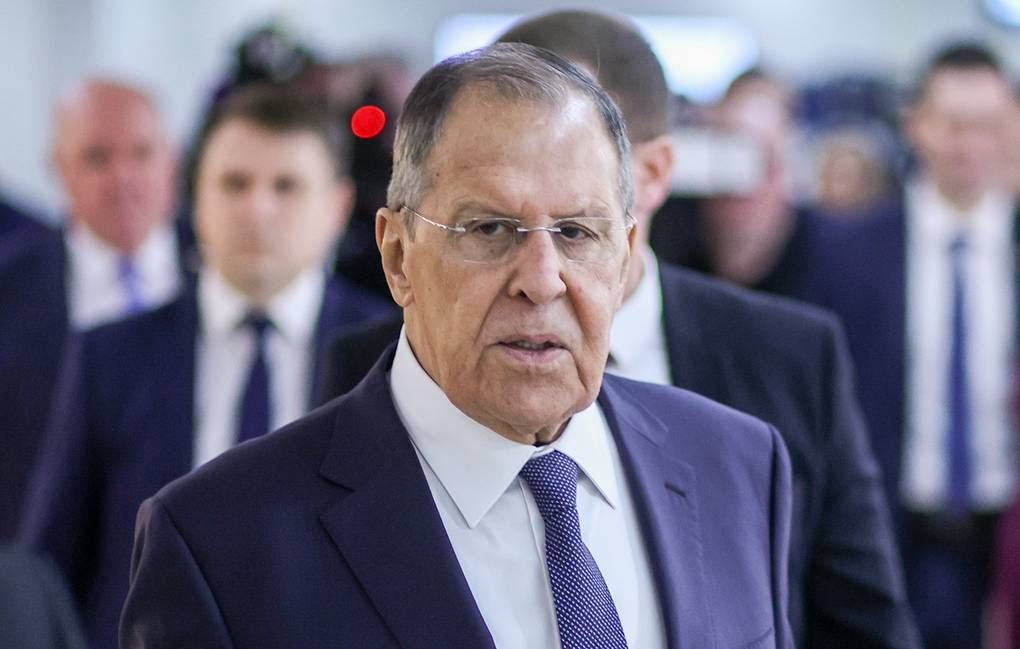 خبرگزاری بانو: سرگی لاوروف، وزیر امور خارجه روسیه، اعلام کرده است که جمهوری اسلامی ایران در برابر «اقدامات تحریک‌آمیز و باج‌خواهی غرب» حداکثر خویشتن‌داری را از خود نشان داده و با تأکید بر گفت‌وگو، تلاش کرده اختلافات باقی‌مانده را از مسیر سیاسی حل‌وفصل کند. لاوروف روز یک‌شنبه، ۲۸ دسامبر، در گفت‌وگو با خبرگزاری تاس گفته است که شماری از کشورهای اروپایی و برخی اعضای جامعه بین‌المللی با تشدید تنش‌ها و ایجاد شکاف‌های تازه در خاورمیانه، عملاً مانع شکل‌گیری روابط پایدار همسایگی در منطقه می‌شوند. وزیر خارجه روسیه با ابراز نگرانی از اظهارات مقام‌های اسرائیلی درباره آمادگی برای به‌کارگیری زور علیه ایران، تأکید کرده است که چنین مواضعی بر بی‌ثباتی منطقه می‌افزاید. او همچنین گفته است که پس از تغییر دولت در ایالات متحده، برخی رهبران اروپایی به مانع اصلی در مسیر کاهش تنش‌ها و پیشرفت روند دیپلماتیک بدل شده‌اند. لاوروف به پنج دور گفت‌وگوی غیرمستقیم ایران و امریکا درباره پرونده هسته‌ای اشاره کرده که با میانجی‌گری سلطنت عمان برگزار شد، اما به گفته او، به نتایج ملموس و قابل قبول منجر نشد. وزیر خارجه روسیه در بخش دیگری از سخنانش به توقف همکاری تهران با آژانس بین‌المللی انرژی اتمی و فعال شدن سازوکار موسوم به «اسنپ‌بک» اشاره کرده که در پی آن، تحریم‌های سازمان ملل علیه ایران بازگشت؛ اقدامی که با واکنش منفی مسکو و پکن همراه بوده است. به گفته لاوروف، ادامه فشارها و رویکردهای تقابلی، نه‌تنها کمکی به حل بحران هسته‌ای ایران نمی‌کند، بلکه خطر گسترش تنش‌ها در کل خاورمیانه را افزایش می‌دهد.