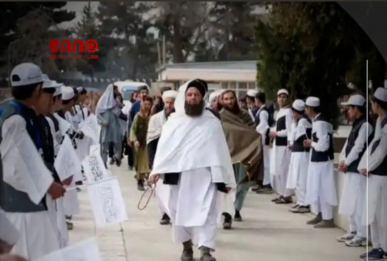 خبرگزاری بانو: وزارت تحصیلات عالی طالبان اعلام کرده است که بر اساس دستور تازه ملاهبت‌الله، رهبر این گروه، مدارس دینی دیگر حق برگزاری آزمون‌های مستقل را ندارند و مکلف‌اند تنها نتایج امتحان‌های عمومی وزارت‌های معارف و تحصیلات عالی را ملاک قرار دهند. براساس این تصمیم، هرگونه سند تحصیلی صادرشده از سوی مدارس دینی باید شامل نتایج امتحان‌های رسمی وزارت‌ها باشد و اعلام خودسرانه فارغان به‌عنوان «ممتاز» ممنوع شده است. ندا محمد ندیم، وزیر تحصیلات عالی طالبان، تأکید کرده که از این پس درجه تحصیلی طلاب تنها بر اساس نمرات امتحان‌های سراسری تعیین می‌شود. به گفته طالبان، هدف این اقدام جلوگیری از صدور اسناد جعلی است و تنها مدارکی معتبر خواهند بود که از سوی وزارت‌های معارف و تحصیلات عالی ثبت شده باشند. این در حالی است که پیش از این، مدارس دینی طالبان به‌گونه مستقل آزمون برگزار می‌کردند و بر اساس معیارهای داخلی خود فارغان را ارزیابی می‌کردند.