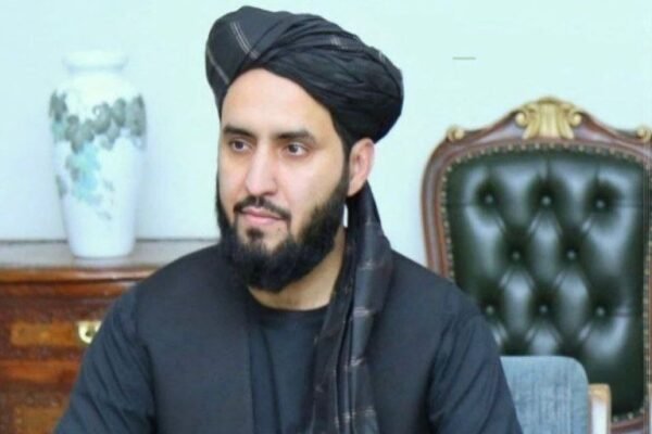 خبرگزاری بانو: ذاکر جلالی، رئیس دوم سیاسی وزارت خارجه طالبان، در اظهاراتی بحث‌برانگیز گفته است که نقش ایالات متحده امریکا در پروژه‌های بزرگ انکشافی چون بند کجکی در هلمند و میدان هوایی کندهار «نباید نادیده گرفته شود»؛ سخنانی که با مواضع تند پیشین طالبان علیه حضور امریکا در افغانستان در تضاد آشکار قرار دارد. جلالی، دوره ۲۰ ساله حضور امریکا را «اشغال» خوانده، اما هم‌زمان آن را مرحله‌ای «استثنایی» در روابط دو کشور توصیف کرده و مدعی شده است که نه‌تنها پیچیدگی خاصی در روابط کنونی کابل–واشنگتن وجود ندارد، بلکه زمینه برای بازسازی و گسترش روابط نیز فراهم است. او در صفحه ایکس خود نوشته است که امضای توافق‌نامه دوحه نشانه‌ای از «عمل‌گرایی» دو طرف بوده تا از گذشته عبور کرده و بر فرصت‌های مرحله جدید تمرکز کنند. این در حالی است که بسیاری از ناظران، توافق دوحه را یکی از عوامل فروپاشی نظام پیشین، قطع‌شدن روندهای سیاسی و آغاز بحران فراگیر کنونی در افغانستان می‌دانند. منتقدان می‌گویند تأکید طالبان بر نقش «مثبت» امریکا در پروژه‌های زیرساختی، بدون پذیرش پیامدهای سیاسی، امنیتی و انسانی ۲۰ سال جنگ، نوعی بازنویسی گزینشی تاریخ است. به‌ویژه آن‌که طالبان در گفتمان داخلی خود هنوز امریکا را عامل اصلی ویرانی‌ها معرفی می‌کنند، اما در عرصه دیپلماتیک از نبود «مانع جدی» در روابط سخن می‌گویند. این موضع‌گیری‌ها در حالی مطرح می‌شود که افغانستان همچنان با بحران عمیق اقتصادی، انزوای بین‌المللی، بسته‌بودن نظام سیاسی و نقض گسترده حقوق شهروندان روبه‌رو است؛ مسایلی که بدون پاسخ روشن به آن‌ها، سخن گفتن از «گسترش روابط» بیش از آن‌که واقع‌بینانه باشد، تلاشی برای مشروعیت‌سازی تدریجی تلقی می‌شود.