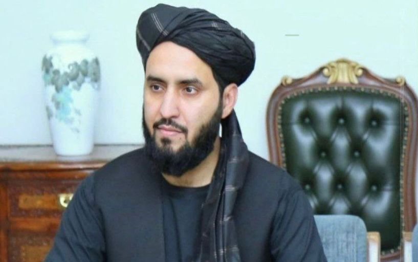 خبرگزاری بانو: ذاکر جلالی، رئیس دوم سیاسی وزارت خارجه طالبان، در اظهاراتی بحث‌برانگیز گفته است که نقش ایالات متحده امریکا در پروژه‌های بزرگ انکشافی چون بند کجکی در هلمند و میدان هوایی کندهار «نباید نادیده گرفته شود»؛ سخنانی که با مواضع تند پیشین طالبان علیه حضور امریکا در افغانستان در تضاد آشکار قرار دارد. جلالی، دوره ۲۰ ساله حضور امریکا را «اشغال» خوانده، اما هم‌زمان آن را مرحله‌ای «استثنایی» در روابط دو کشور توصیف کرده و مدعی شده است که نه‌تنها پیچیدگی خاصی در روابط کنونی کابل–واشنگتن وجود ندارد، بلکه زمینه برای بازسازی و گسترش روابط نیز فراهم است. او در صفحه ایکس خود نوشته است که امضای توافق‌نامه دوحه نشانه‌ای از «عمل‌گرایی» دو طرف بوده تا از گذشته عبور کرده و بر فرصت‌های مرحله جدید تمرکز کنند. این در حالی است که بسیاری از ناظران، توافق دوحه را یکی از عوامل فروپاشی نظام پیشین، قطع‌شدن روندهای سیاسی و آغاز بحران فراگیر کنونی در افغانستان می‌دانند. منتقدان می‌گویند تأکید طالبان بر نقش «مثبت» امریکا در پروژه‌های زیرساختی، بدون پذیرش پیامدهای سیاسی، امنیتی و انسانی ۲۰ سال جنگ، نوعی بازنویسی گزینشی تاریخ است. به‌ویژه آن‌که طالبان در گفتمان داخلی خود هنوز امریکا را عامل اصلی ویرانی‌ها معرفی می‌کنند، اما در عرصه دیپلماتیک از نبود «مانع جدی» در روابط سخن می‌گویند. این موضع‌گیری‌ها در حالی مطرح می‌شود که افغانستان همچنان با بحران عمیق اقتصادی، انزوای بین‌المللی، بسته‌بودن نظام سیاسی و نقض گسترده حقوق شهروندان روبه‌رو است؛ مسایلی که بدون پاسخ روشن به آن‌ها، سخن گفتن از «گسترش روابط» بیش از آن‌که واقع‌بینانه باشد، تلاشی برای مشروعیت‌سازی تدریجی تلقی می‌شود.