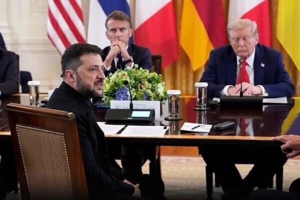 خبرگزاری بانو: ولودیمیر زلنسکی، رئیس‌جمهور اوکراین، وارد میامی شد تا در دیداری مهم با دونالد ترامپ، رئیس‌جمهور آمریکا، درباره راه‌های پایان دادن به جنگ اوکراین گفتگو کند. این دیدار در شرایطی انجام شد که حملات هوایی روسیه بر کی‌یف شدت گرفته و فشارهای بین‌المللی بر اوکراین در حال افزایش است. ترامپ در کنفرانس مطبوعاتی پس از این نشست گفت که پیشرفت‌های قابل توجهی در حل مناقشه حاصل شده و نزدیک به ۹۵ درصد مسائل مورد توافق قرار گرفته است، هرچند موضوعات ارضی هنوز به‌طور کامل حل نشده‌اند. او همچنین تأکید کرد که اکنون زمان مناسبی است تا کی‌یف به توافق نهایی برسد. در کنار این دیدار، دفتر ریاست‌جمهوری اوکراین اعلام کرد که زلنسکی و ترامپ با شماری از رهبران اروپایی تماس تلفنی خواهند داشت تا مواضع متحدان غربی هماهنگ و آخرین تحولات جنگ بررسی شود. محور این گفتگوها شامل وضعیت امنیتی اوکراین، ادامه حمایت‌های سیاسی و نظامی از کی‌یف و بررسی نقش اروپا در تصمیم‌گیری‌های راهبردی آینده خواهد بود. این تحرک دیپلماتیک نشان می‌دهد که متحدان غربی تلاش می‌کنند با هماهنگی بیشتر، مسیر سیاسی حل بحران و کاهش تنش‌ها را هموار کنند و نقش اروپا را در مدیریت آینده جنگ اوکراین تقویت کنند.