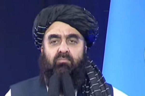 خبرگزاری بانو: امیرخان متقی، وزیر امور خارجه طالبان، می‌گوید برخی «حلقات مغرض» در تلاش‌اند روابط افغانستان و تاجیکستان را تخریب کنند؛ اظهاراتی که در حالی مطرح می‌شود که دوشنبه از وقوع چندین حمله از خاک افغانستان خبر داده و نگرانی‌های امنیتی همچنان بی‌پاسخ مانده است. متقی روز شنبه، در مراسم سالروز تجاوز شوروی به افغانستان، اعلام کرد که طالبان تحقیقات «جدی» درباره حوادث اخیر در نزدیکی مرز تاجیکستان را آغاز کرده‌اند. او افزود که با وزیر خارجه تاجیکستان گفت‌وگو کرده و دو طرف برای جلوگیری از تکرار چنین حوادثی همکاری خواهند کرد. او با رد نگرانی‌های مطرح‌شده گفت: «برخی حلقات مغرض می‌خواهند روابط میان این دو همسایه را تخریب کنند و چنین وانمود کنند که وضعیت ناآرام است.» این در حالی است که مقام‌های تاجیکستان ادعا کرده‌اند در یک ماه گذشته دست‌کم سه حمله از خاک افغانستان به خاک این کشور انجام شده؛ ادعایی که طالبان تا کنون به‌صورت شفاف درباره عاملان آن توضیح نداده‌اند. وزیر خارجه طالبان در بخش دیگری از سخنانش به آنچه «پیشرفت‌های اقتصادی» افغانستان خواند اشاره کرد و گفت با وجود محدودیت‌های تجارتی از مسیر پاکستان، راه‌های بدیل ایجاد شده و «هزاران کارخانه» در کشور فعال شده‌اند؛ ادعاهایی که بدون ارائه آمار مستقل مطرح می‌شود و با وضعیت گسترده فقر، بیکاری و تعطیلی بسیاری از واحدهای تولیدی در تضاد دانسته می‌شود. متقی همچنان ادعا کرد که افغانستان در بسیاری از کالاها به خودکفایی رسیده و قیمت مواد اولیه چون نفت، گاز و آرد پایین‌تر از کشورهای همسایه است؛ در حالی که گزارش‌های میدانی و داده‌های نهادهای بین‌المللی از وابستگی شدید افغانستان به واردات و فشار سنگین اقتصادی بر شهروندان حکایت دارد. او تأکید کرد که طالبان آماده دفاع از خاک افغانستان‌اند و خواهان تبدیل کشور به «میدان اقتصاد و اتصال» هستند، نه رقابت قدرت‌های بزرگ. با این حال، منتقدان می‌گویند تا زمانی که نگرانی‌های امنیتی همسایگان، فعالیت گروه‌های مسلح و نبود شفافیت در سیاست خارجی طالبان حل نشود، چنین شعارهایی در سطح سخن باقی خواهد ماند. متقی در پایان به دیدار رهبران مدارس و احزاب اسلامی پاکستان در کراچی اشاره کرد و گفت توصیه‌های آنان برای حکومت پاکستان مورد احترام افغانستان است؛ اظهارنظری که بار دیگر پرسش‌هایی را درباره میزان استقلال تصمیم‌گیری طالبان در سیاست خارجی منطقه‌ای مطرح می‌کند.