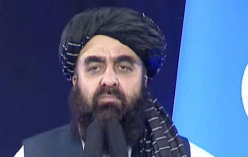 خبرگزاری بانو: امیرخان متقی، وزیر امور خارجه طالبان، می‌گوید برخی «حلقات مغرض» در تلاش‌اند روابط افغانستان و تاجیکستان را تخریب کنند؛ اظهاراتی که در حالی مطرح می‌شود که دوشنبه از وقوع چندین حمله از خاک افغانستان خبر داده و نگرانی‌های امنیتی همچنان بی‌پاسخ مانده است. متقی روز شنبه، در مراسم سالروز تجاوز شوروی به افغانستان، اعلام کرد که طالبان تحقیقات «جدی» درباره حوادث اخیر در نزدیکی مرز تاجیکستان را آغاز کرده‌اند. او افزود که با وزیر خارجه تاجیکستان گفت‌وگو کرده و دو طرف برای جلوگیری از تکرار چنین حوادثی همکاری خواهند کرد. او با رد نگرانی‌های مطرح‌شده گفت: «برخی حلقات مغرض می‌خواهند روابط میان این دو همسایه را تخریب کنند و چنین وانمود کنند که وضعیت ناآرام است.» این در حالی است که مقام‌های تاجیکستان ادعا کرده‌اند در یک ماه گذشته دست‌کم سه حمله از خاک افغانستان به خاک این کشور انجام شده؛ ادعایی که طالبان تا کنون به‌صورت شفاف درباره عاملان آن توضیح نداده‌اند. وزیر خارجه طالبان در بخش دیگری از سخنانش به آنچه «پیشرفت‌های اقتصادی» افغانستان خواند اشاره کرد و گفت با وجود محدودیت‌های تجارتی از مسیر پاکستان، راه‌های بدیل ایجاد شده و «هزاران کارخانه» در کشور فعال شده‌اند؛ ادعاهایی که بدون ارائه آمار مستقل مطرح می‌شود و با وضعیت گسترده فقر، بیکاری و تعطیلی بسیاری از واحدهای تولیدی در تضاد دانسته می‌شود. متقی همچنان ادعا کرد که افغانستان در بسیاری از کالاها به خودکفایی رسیده و قیمت مواد اولیه چون نفت، گاز و آرد پایین‌تر از کشورهای همسایه است؛ در حالی که گزارش‌های میدانی و داده‌های نهادهای بین‌المللی از وابستگی شدید افغانستان به واردات و فشار سنگین اقتصادی بر شهروندان حکایت دارد. او تأکید کرد که طالبان آماده دفاع از خاک افغانستان‌اند و خواهان تبدیل کشور به «میدان اقتصاد و اتصال» هستند، نه رقابت قدرت‌های بزرگ. با این حال، منتقدان می‌گویند تا زمانی که نگرانی‌های امنیتی همسایگان، فعالیت گروه‌های مسلح و نبود شفافیت در سیاست خارجی طالبان حل نشود، چنین شعارهایی در سطح سخن باقی خواهد ماند. متقی در پایان به دیدار رهبران مدارس و احزاب اسلامی پاکستان در کراچی اشاره کرد و گفت توصیه‌های آنان برای حکومت پاکستان مورد احترام افغانستان است؛ اظهارنظری که بار دیگر پرسش‌هایی را درباره میزان استقلال تصمیم‌گیری طالبان در سیاست خارجی منطقه‌ای مطرح می‌کند.