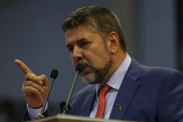 خبرگزاری بانو: رحمت‌الله نبیل، رییس پیشین امنیت ملی افغانستان، هشدار داده است که این کشور در شرایط کنونی بار دیگر در معرض تبدیل‌شدن به مکان امن برای شبکه‌های تروریستی فراملی قرار دارد؛ خطری که به گفته او، پیامدهای جدی منطقه‌ای و جهانی در پی خواهد داشت. نبیل روز یک‌شنبه، ۷ جدی، در پیامی در شبکه اجتماعی فیسبوک نوشته است که نادیده‌گرفتن این هشدارها می‌تواند فرصت پیشگیری را از میان ببرد. او تأکید کرده است که افغانستان تحت حاکمیت طالبان، تنها با ضعف در حکمرانی روبه‌رو نیست، بلکه با یک بحران عمیق هویتی و اجتماعی دست‌وپنجه نرم می‌کند که اثرات آن در درازمدت فراتر از مرزهای کشور احساس خواهد شد. به گفته نبیل، طراح اصلی حمله تروریستی ماه نوامبر بر قلعه سرخ دهلی‌نو، پس از این حمله از مسیر کشورهای خلیج وارد افغانستان شده و در مدرسه‌ای در قریه خاقد ولسوالی گیروی ولایت غزنی پناه گرفته است. او این مورد را نمونه‌ای از ده‌ها مورد عبور و استقرار شبه‌نظامیان در خاک افغانستان خوانده که زنگ خطر جدی برای امنیت منطقه و جهان به‌شمار می‌رود. رییس پیشین امنیت ملی افغانستان نوشته است که انحصار قدرت در دایره‌ای محدود از همفکران طالبان، زمینه رشد افراط‌گرایی را تقویت کرده و کشور را به سوی بحران‌های خطرناک سوق می‌دهد. به باور او، تداوم این وضعیت می‌تواند موجودیت سیاسی افغانستان را با تهدید جدی مواجه کند. نبیل همچنان بحران اقتصادی، فروپاشی نظام آموزشی، نقض گسترده حقوق بشر، فرار مغزها و افزایش موج مهاجرت را از پیامدهای مستقیم وضعیت کنونی دانسته و هشدار داده است که این روندها فشارهای اجتماعی و اقتصادی سنگینی بر کشورهای همسایه و فرامنطقه وارد می‌کند. او تأکید کرده است که بی‌توجهی به این واقعیت‌ها، افغانستان را هرچه بیشتر به لبه پرتگاه ناامنی، افراط‌گرایی و بی‌ثباتی سوق خواهد داد.