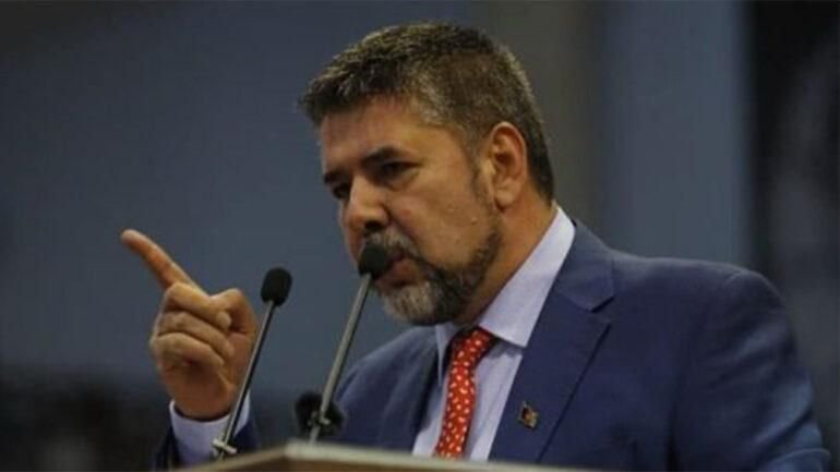 خبرگزاری بانو: رحمت‌الله نبیل، رییس پیشین امنیت ملی افغانستان، هشدار داده است که این کشور در شرایط کنونی بار دیگر در معرض تبدیل‌شدن به مکان امن برای شبکه‌های تروریستی فراملی قرار دارد؛ خطری که به گفته او، پیامدهای جدی منطقه‌ای و جهانی در پی خواهد داشت. نبیل روز یک‌شنبه، ۷ جدی، در پیامی در شبکه اجتماعی فیسبوک نوشته است که نادیده‌گرفتن این هشدارها می‌تواند فرصت پیشگیری را از میان ببرد. او تأکید کرده است که افغانستان تحت حاکمیت طالبان، تنها با ضعف در حکمرانی روبه‌رو نیست، بلکه با یک بحران عمیق هویتی و اجتماعی دست‌وپنجه نرم می‌کند که اثرات آن در درازمدت فراتر از مرزهای کشور احساس خواهد شد. به گفته نبیل، طراح اصلی حمله تروریستی ماه نوامبر بر قلعه سرخ دهلی‌نو، پس از این حمله از مسیر کشورهای خلیج وارد افغانستان شده و در مدرسه‌ای در قریه خاقد ولسوالی گیروی ولایت غزنی پناه گرفته است. او این مورد را نمونه‌ای از ده‌ها مورد عبور و استقرار شبه‌نظامیان در خاک افغانستان خوانده که زنگ خطر جدی برای امنیت منطقه و جهان به‌شمار می‌رود. رییس پیشین امنیت ملی افغانستان نوشته است که انحصار قدرت در دایره‌ای محدود از همفکران طالبان، زمینه رشد افراط‌گرایی را تقویت کرده و کشور را به سوی بحران‌های خطرناک سوق می‌دهد. به باور او، تداوم این وضعیت می‌تواند موجودیت سیاسی افغانستان را با تهدید جدی مواجه کند. نبیل همچنان بحران اقتصادی، فروپاشی نظام آموزشی، نقض گسترده حقوق بشر، فرار مغزها و افزایش موج مهاجرت را از پیامدهای مستقیم وضعیت کنونی دانسته و هشدار داده است که این روندها فشارهای اجتماعی و اقتصادی سنگینی بر کشورهای همسایه و فرامنطقه وارد می‌کند. او تأکید کرده است که بی‌توجهی به این واقعیت‌ها، افغانستان را هرچه بیشتر به لبه پرتگاه ناامنی، افراط‌گرایی و بی‌ثباتی سوق خواهد داد.