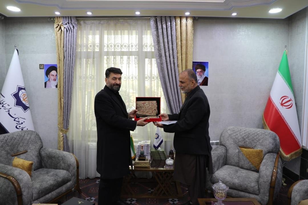 خبرگزاری بانو: دکتر حسینی، رایزن فرهنگی جمهوری اسلامی ایران در افغانستان، با فضل‌الرحمان اوریا، رییس مرکز مطالعات سحر افغانستان، دیدار و گفت‌وگو کرد. این نشست در محل رایزنی فرهنگی جمهوری اسلامی ایران برگزار شده و بر توسعه همکاری‌های علمی، فرهنگی و آموزشی میان دو نهاد تمرکز داشته است. در این دیدار، رایزن فرهنگی ایران با استقبال از پیشنهادهای مطرح‌شده از سوی رییس مرکز مطالعات سحر، ظرفیت‌ها و توانمندی‌های موجود برای همکاری‌های دوجانبه را تشریح کرده و آمادگی این نهاد را برای ایجاد بسترهای مشترک علمی و فرهنگی اعلام نمود. دکتر حسینی با اشاره به دستاوردهای جمهوری اسلامی ایران پس از انقلاب اسلامی در حوزه‌هایی چون نانوتکنولوژی، فناوری‌های نوین، هوافضا، سلول‌های بنیادین، شرکت‌های دانش‌بنیان، پارک‌های علم و فناوری و حضور موفق در المپیادهای جهانی، بر امکان و ضرورت برگزاری سمینارها و برنامه‌های مشترک علمی و فرهنگی میان ایران و افغانستان تأکید کرد. او همچنین گسترش همکاری‌های فرهنگی، علمی، آموزشی، هنری و ادبی میان دو کشور را ضروری دانست و گفت سطح این همکاری‌ها باید متناسب با شأن روابط دو ملت دوست و همسایه ارتقا یابد. به گفته وی، هرچند برخی جریان‌ها مخالف نزدیکی و همکاری میان ایران و افغانستان هستند، اما با تلاش مشترک می‌توان این موانع را پشت سر گذاشت. در ادامه، فضل‌الرحمان اوریا با پیشنهاد امضای تفاهم‌نامه همکاری در حوزه‌های فرهنگی، علمی و آموزشی، آمادگی کامل مرکز مطالعات سحر را برای توسعه روابط مشترک اعلام کرد. وی با اشاره به پیشرفت‌های ایران در عرصه‌های علمی، فرهنگی و صنعتی، گسترش همکاری‌های دوجانبه را عامل مؤثر در تقویت روابط دو کشور و توسعه همکاری‌ها در سایر حوزه‌ها دانست.