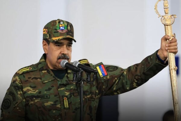 خبرگزاری بانو: مجلس ملی ونزویلا قانونی را به تصویب رسانده است که بر اساس آن، هر فرد یا نهادی که از محاصره‌ها، توقیف نفت‌کش‌ها و دیگر اقدام‌های فشارآور علیه این کشور پشتیبانی یا آن‌ها را تأمین مالی کند، با مجازات‌های سنگین، از جمله تا ۲۰ سال زندان روبه‌رو خواهد شد. تصویب این قانون پس از آن صورت می‌گیرد که ایالات متحده امریکا در ماه‌های اخیر چندین نفت‌کش حامل نفت ونزویلا را در آب‌های نزدیک به این کشور توقیف کرده است. مقام‌های ونزویلایی می‌گویند این اقدام‌ها ضربه مستقیم بر اقتصاد ملی و سطح زندگی شهروندان وارد کرده است. به گفته دولت کاراکاس، قانون تازه با هدف حفاظت از منابع اقتصادی کشور، مقابله با فشارهای خارجی و جلوگیری از تکرار اقدام‌هایی طراحی شده که ونزویلا آن‌ها را «غیرقانونی و خصمانه» می‌داند. نیکولاس مادورو، رییس‌جمهور ونزویلا، توقیف نفت‌کش‌ها را «دزدی دریایی مدرن» و نقض آشکار حقوق بین‌الملل خوانده و هشدار داده است که این سیاست‌ها می‌تواند پیامدهای جدی برای ثبات منطقه به‌همراه داشته باشد. هم‌زمان، مقام‌های ونزویلا در شورای امنیت سازمان ملل اعلام کرده‌اند که بزرگ‌ترین تهدید امنیتی این کشور، سیاست‌های تحریمی و نظامی امریکا است. روسیه و چین نیز با حمایت از موضع کاراکاس، اقدام‌های واشینگتن را مغایر با موازین حقوق بین‌الملل توصیف کرده‌اند. تنش‌ها میان امریکا و ونزویلا در حالی رو به افزایش است که واشینگتن اعلام کرده نفت و نفت‌کش‌های توقیف‌شده را نزد خود نگه خواهد داشت؛ موضوعی که به باور ناظران، می‌تواند بحران سیاسی و اقتصادی تازه‌ای را در منطقه امریکای لاتین رقم بزند.