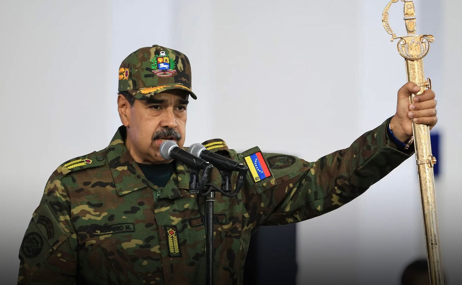 خبرگزاری بانو: مجلس ملی ونزویلا قانونی را به تصویب رسانده است که بر اساس آن، هر فرد یا نهادی که از محاصره‌ها، توقیف نفت‌کش‌ها و دیگر اقدام‌های فشارآور علیه این کشور پشتیبانی یا آن‌ها را تأمین مالی کند، با مجازات‌های سنگین، از جمله تا ۲۰ سال زندان روبه‌رو خواهد شد. تصویب این قانون پس از آن صورت می‌گیرد که ایالات متحده امریکا در ماه‌های اخیر چندین نفت‌کش حامل نفت ونزویلا را در آب‌های نزدیک به این کشور توقیف کرده است. مقام‌های ونزویلایی می‌گویند این اقدام‌ها ضربه مستقیم بر اقتصاد ملی و سطح زندگی شهروندان وارد کرده است. به گفته دولت کاراکاس، قانون تازه با هدف حفاظت از منابع اقتصادی کشور، مقابله با فشارهای خارجی و جلوگیری از تکرار اقدام‌هایی طراحی شده که ونزویلا آن‌ها را «غیرقانونی و خصمانه» می‌داند. نیکولاس مادورو، رییس‌جمهور ونزویلا، توقیف نفت‌کش‌ها را «دزدی دریایی مدرن» و نقض آشکار حقوق بین‌الملل خوانده و هشدار داده است که این سیاست‌ها می‌تواند پیامدهای جدی برای ثبات منطقه به‌همراه داشته باشد. هم‌زمان، مقام‌های ونزویلا در شورای امنیت سازمان ملل اعلام کرده‌اند که بزرگ‌ترین تهدید امنیتی این کشور، سیاست‌های تحریمی و نظامی امریکا است. روسیه و چین نیز با حمایت از موضع کاراکاس، اقدام‌های واشینگتن را مغایر با موازین حقوق بین‌الملل توصیف کرده‌اند. تنش‌ها میان امریکا و ونزویلا در حالی رو به افزایش است که واشینگتن اعلام کرده نفت و نفت‌کش‌های توقیف‌شده را نزد خود نگه خواهد داشت؛ موضوعی که به باور ناظران، می‌تواند بحران سیاسی و اقتصادی تازه‌ای را در منطقه امریکای لاتین رقم بزند.