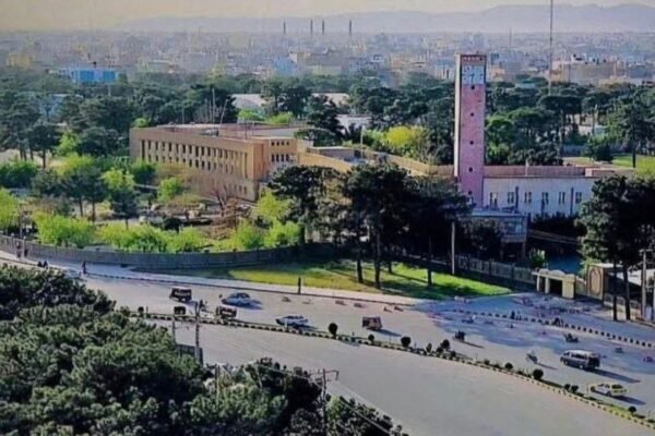 خبرگزاری بانو: ریاست امر به‌معروف و نهی‌ازمنکر طالبان در ولایت هرات اعلام کرده است که نشر تصاویر زنده‌جان در این ولایت به‌گونه رسمی ممنوع شده است. عزیزالرحمان مهاجر، رییس امر به‌معروف و نهی‌ازمنکر طالبان در هرات، گفته است این تصمیم روز چهارشنبه (۱۰ جدی) و بر بنیاد قانون امر به‌معروف و نهی‌ازمنکر طالبان عملی شده است. به گفته او، رسانه‌هایی که از این دستور تخطی کنند، با برخورد قانونی روبه‌رو خواهند شد. مهاجر با استناد به برداشت دینی خود، نشر تصاویر زنده‌جان را «گناه بزرگ» خوانده و تأکید کرده است که اجرای این دستور را شرعی و لازم‌الاجرا می‌دانند. در پی اجرای این ممنوعیت، فعالیت رسانه‌های تصویری در هرات متوقف شده است. پیش از این نیز محدودیت‌های مشابهی بر پخش تصویر و ویدیو در ولایت‌هایی چون پنجشیر، کندهار، بدخشان و فاریاب از سوی طالبان وضع شده بود.