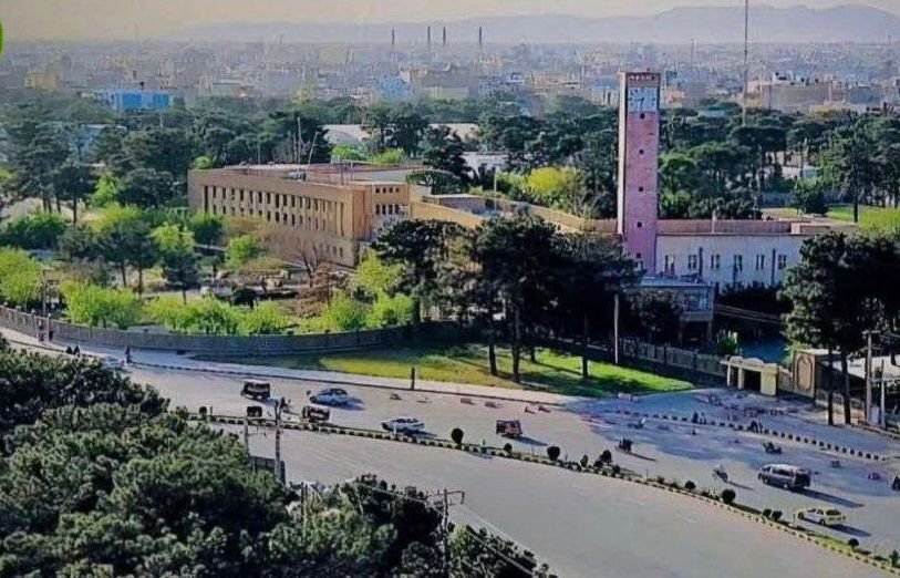 خبرگزاری بانو: ریاست امر به‌معروف و نهی‌ازمنکر طالبان در ولایت هرات اعلام کرده است که نشر تصاویر زنده‌جان در این ولایت به‌گونه رسمی ممنوع شده است. عزیزالرحمان مهاجر، رییس امر به‌معروف و نهی‌ازمنکر طالبان در هرات، گفته است این تصمیم روز چهارشنبه (۱۰ جدی) و بر بنیاد قانون امر به‌معروف و نهی‌ازمنکر طالبان عملی شده است. به گفته او، رسانه‌هایی که از این دستور تخطی کنند، با برخورد قانونی روبه‌رو خواهند شد. مهاجر با استناد به برداشت دینی خود، نشر تصاویر زنده‌جان را «گناه بزرگ» خوانده و تأکید کرده است که اجرای این دستور را شرعی و لازم‌الاجرا می‌دانند. در پی اجرای این ممنوعیت، فعالیت رسانه‌های تصویری در هرات متوقف شده است. پیش از این نیز محدودیت‌های مشابهی بر پخش تصویر و ویدیو در ولایت‌هایی چون پنجشیر، کندهار، بدخشان و فاریاب از سوی طالبان وضع شده بود.