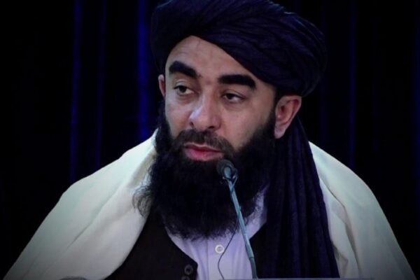 خبرگزاری بانو: ذبیح‌الله مجاهد، سخن‌گوی امارت طالبان، اعلام کرده است که در سال گذشته خورشیدی بیش از ۳۴۰ پروژه بند کوچک آب (چک‌دم) در بخش‌های مختلف افغانستان ساخته و به بهره‌برداری سپرده شده است. به گفته مجاهد، این بندها با هدف جمع‌آوری آب‌های بارندگی، تقویت ذخایر آب زیرزمینی، کاهش پیامدهای خشکسالی و بهبود آبیاری زمین‌های کشاورزی ایجاد شده‌اند و قرار است دسترسی روستاها و دهقانان به منابع آبی را افزایش دهند. سخن‌گوی امارت طالبان افزوده است که این پروژه‌ها بخشی از برنامه‌های مدیریت منابع آب و توسعه زیرساخت‌های زراعتی به‌شمار می‌روند و به ادعای او، در افزایش تولیدات کشاورزی و ایجاد فرصت‌های کاری در مناطق روستایی نقش داشته‌اند. براساس این اظهارات، بندهای کوچک آب بیشتر در ولایت‌هایی ساخته شده‌اند که در سال‌های اخیر با خشکسالی‌های پی‌درپی روبه‌رو بوده‌اند. امارت طالبان می‌گوید روند ساخت این‌گونه پروژه‌ها در سال‌های آینده نیز ادامه خواهد یافت تا بخشی از بحران کم‌آبی در کشور مهار شود. با این حال، تاکنون آمار و جزئیات مستقل درباره هزینه‌ها، معیارهای فنی، میزان اثربخشی این بندها و تأثیر واقعی آن‌ها بر وضعیت آب و کشاورزی منتشر نشده است.