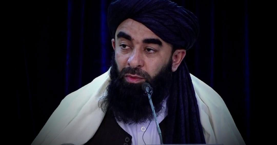 خبرگزاری بانو: ذبیح‌الله مجاهد، سخن‌گوی امارت طالبان، اعلام کرده است که در سال گذشته خورشیدی بیش از ۳۴۰ پروژه بند کوچک آب (چک‌دم) در بخش‌های مختلف افغانستان ساخته و به بهره‌برداری سپرده شده است. به گفته مجاهد، این بندها با هدف جمع‌آوری آب‌های بارندگی، تقویت ذخایر آب زیرزمینی، کاهش پیامدهای خشکسالی و بهبود آبیاری زمین‌های کشاورزی ایجاد شده‌اند و قرار است دسترسی روستاها و دهقانان به منابع آبی را افزایش دهند. سخن‌گوی امارت طالبان افزوده است که این پروژه‌ها بخشی از برنامه‌های مدیریت منابع آب و توسعه زیرساخت‌های زراعتی به‌شمار می‌روند و به ادعای او، در افزایش تولیدات کشاورزی و ایجاد فرصت‌های کاری در مناطق روستایی نقش داشته‌اند. براساس این اظهارات، بندهای کوچک آب بیشتر در ولایت‌هایی ساخته شده‌اند که در سال‌های اخیر با خشکسالی‌های پی‌درپی روبه‌رو بوده‌اند. امارت طالبان می‌گوید روند ساخت این‌گونه پروژه‌ها در سال‌های آینده نیز ادامه خواهد یافت تا بخشی از بحران کم‌آبی در کشور مهار شود. با این حال، تاکنون آمار و جزئیات مستقل درباره هزینه‌ها، معیارهای فنی، میزان اثربخشی این بندها و تأثیر واقعی آن‌ها بر وضعیت آب و کشاورزی منتشر نشده است.