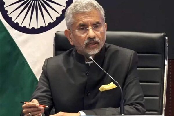 خبرگزاری بانو: وزیر امور خارجه هند می‌گوید دهلی‌جدید همکاری با افغانستان را به‌ویژه در بخش‌های بشردوستانه و صحی ادامه می‌دهد و عبور این کشور از شرایط دشوار کنونی، نیازمند تمرکز بر رویکرد مردم‌محور است. اس. جی‌شنکر این اظهارات را در سخنرانی خود در یکی از دانشگاه‌های هند مطرح کرده و افزوده است که کمک‌های هند با هدف حمایت مستقیم از مردم افغانستان طراحی و اجرا می‌شود. او همچنین از انجام گفت‌وگوهای سازنده با همتای افغان خود خبر داده و تأکید کرده است که هند ثبات منطقه‌ای و بهبود وضعیت زندگی شهروندان افغانستان را از اولویت‌های سیاست خارجی خود می‌داند.