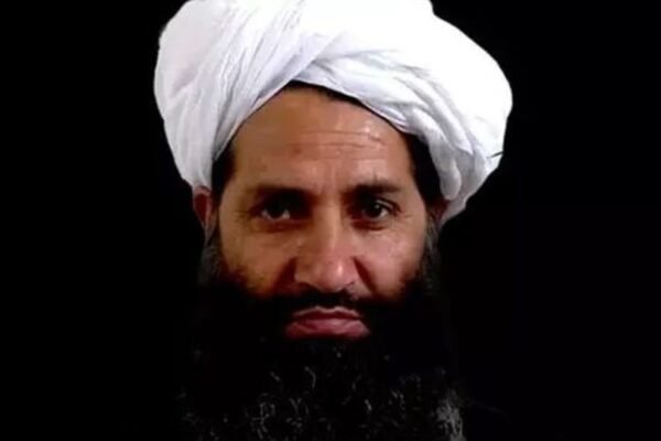 خبرگزاری بانو: بر بنیاد حکم تازه ملا هبت‌الله آخندزاده، رهبر طالبان، شماری از مقام‌های ارشد این گروه در نهادهای مهم حکومتی جابه‌جا شده‌اند. بر اساس این حکم، • ملا عبداللطیف منصور، وزیر پیشین آب و انرژی، به‌عنوان وزیر احیا و انکشاف دهات گماشته شده است. • ملا محمد یونس آخندزاده، وزیر پیشین احیا و انکشاف دهات، مسئولیت وزارت آب و انرژی را به‌عهده گرفته است. • ملا عبدالحق همکار، معین مالی و اداری پیشین وزارت فواید عامه، به ریاست عمومی شرکت برشنا افغانستان تعیین شده است. • قاری محمد یونس راشد، معین پیشین امور جوانان وزارت اطلاعات و فرهنگ، به‌عنوان معین مالی و اداری وزارت فواید عامه منصوب شده است. • عبدالباری عمر، رئیس پیشین شرکت برشنا افغانستان، به سمت رئیس تشریفات وزارت امور خارجه گماشته شده است. این جابه‌جایی‌ها در حالی صورت می‌گیرد که رهبر طالبان طی ماه‌های گذشته بارها اقدام به تغییر و گردش مقام‌ها در پست‌های حساس کرده است. ناظران سیاسی می‌گویند این تغییرات، بیشتر از آن‌که بر پایه تخصص، تجربه و کارایی باشد، بازتاب‌دهنده تمرکز صلاحیت و اعمال مستقیم اراده رهبر طالبان در ساختار قدرت است. به باور منتقدان، تداوم چنین تعییناتی می‌تواند به بی‌ثباتی مدیریتی، کاهش کارایی نهادهای خدماتی و تضعیف پاسخ‌گویی در اداره‌های کلیدی کشور منجر شود؛ مسأله‌ای که پیامدهای آن مستقیماً متوجه زندگی شهروندان خواهد بود.