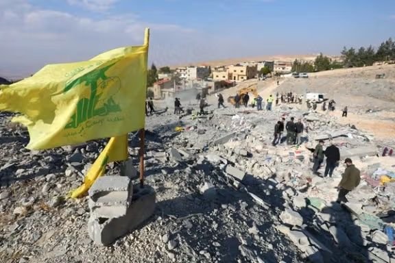 خبرگزاری بانو: مصر، قطر و ترکیه در پیامی مشترک به حزب‌الله لبنان هشدار داده‌اند که برای جلوگیری از تشدید تنش‌های نظامی و حفظ ثبات داخلی لبنان، باید با خلع سلاح و واگذاری تجهیزات نظامی خود به دولت این کشور موافقت کند. بر اساس گزارش روزنامه الشرق‌الاوسط به نقل از منابع دولتی لبنان، این پیام روز چهارشنبه، ۱۰ جدی، از سوی سه کشوری ارسال شده است که در ماه‌های اخیر نقش فعالی در تلاش‌های میانجی‌گرانه پیرامون بحران سیاسی و امنیتی لبنان ایفا کرده‌اند. در این پیام تأکید شده است که ادامه وضعیت کنونی، خطر افزایش درگیری نظامی با اسرائیل را به‌طور جدی بالا می‌برد و می‌تواند به تعمیق شکاف میان حزب‌الله و بخش‌های گسترده‌ای از جامعه لبنان منجر شود. به گفته این منابع، پیام ارسال‌شده از سوی قاهره، دوحه و آنکارا به‌عنوان «فرصتی نهایی» برای تحویل سلاح و جلوگیری از یک درگیری تازه توصیف شده است. کشورهای میانجی به مقام‌های حزب‌الله هشدار داده‌اند که خلع سلاح می‌تواند لبنان را از حمله‌ای احتمالی مصون نگه دارد؛ حمله‌ای که به باور آنان پیامدهای گسترده و ویرانگر برای ثبات سیاسی، امنیتی و اجتماعی این کشور در پی خواهد داشت. همچنین در این پیام آمده است که وقوع هرگونه درگیری جدید، فاصله میان حزب‌الله و بخش‌هایی از جامعه لبنان را بیش از پیش افزایش داده و روند حل‌وفصل بحران داخلی این کشور را دشوارتر خواهد کرد.