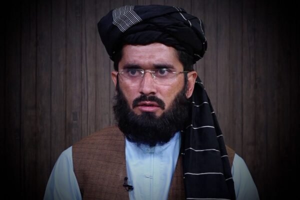 خبرگزاری بانو: سعید خوستی، مشاور وزارت اطلاعات و فرهنگ طالبان، با نشر یادداشتی تند در شبکه‌های اجتماعی، اظهارات و رویکردهای دونالد ترامپ، رئیس‌جمهور ایالات متحده امریکا، را به‌شدت مورد انتقاد قرار داده و آن را نمونه آشکار «زورگویی قدرت‌های بزرگ» خوانده است. خوستی با اشاره به سخنان ترامپ درباره کنترل و تصاحب نفت ونزوئلا، گفته است که رئیس‌جمهور امریکا «با افتخار و بدون شرم» از تسلط بر میلیاردها دالر نفت یک کشور دیگر سخن می‌گوید. او مدعی شده است که بازداشت یا کنار زدن رهبر یک کشور، صرفاً به‌خاطر منابع نفتی، نه با اخلاق جهانی سازگار است و نه با قوانین بین‌المللی. مشاور وزارت اطلاعات و فرهنگ طالبان در ادامه نوشته است: «این رفتار نه قانون است و نه اخلاق؛ بلکه نمایش آشکار قانون‌شکنی و بدماشی قدرت‌های بزرگ است.» او همچنین با لحنی تند تأکید کرده که در برابر چنین سیاست‌هایی، آمادگی نظامی و مجهز شدن به سلاح را یک «امر اجتناب‌ناپذیر» می‌داند. این موضع‌گیری در ادامه انتقادهای همیشگی طالبان از سیاست‌های ایالات متحده و کشورهای غربی مطرح می‌شود؛ سیاست‌هایی که طالبان آن‌ها را به مداخله‌جویی، غارت منابع دیگر کشورها و نقض حاکمیت ملی متهم می‌کنند. به باور ناظران، سخنان اخیر خوستی بخشی از همان گفتمان ضد امریکایی طالبان است که پس از تحولات اخیر منطقه‌ای بار دیگر برجسته شده است. بازتاب این اظهارات در شبکه‌های اجتماعی متفاوت بوده است. شماری از کاربران آن را هم‌سو با مواضع ایدئولوژیک طالبان و دشمنی دیرینه این گروه با امریکا ارزیابی کرده‌اند، در حالی که برخی دیگر، این نوع سخنان را تلاشی برای توجیه نظامی‌گری، تقابل دایمی با غرب و منحرف‌کردن افکار عمومی از مسائل داخلی افغانستان می‌دانند.