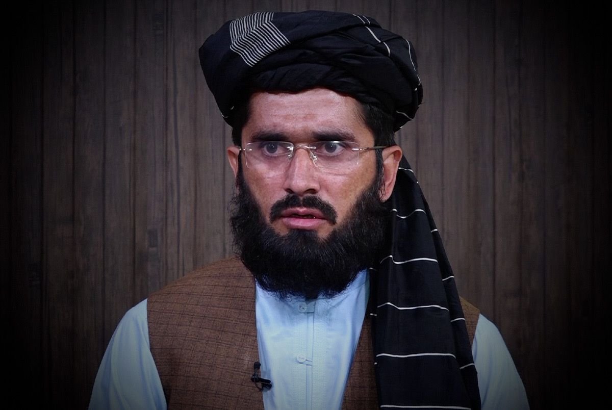 خبرگزاری بانو: سعید خوستی، مشاور وزارت اطلاعات و فرهنگ طالبان، با نشر یادداشتی تند در شبکه‌های اجتماعی، اظهارات و رویکردهای دونالد ترامپ، رئیس‌جمهور ایالات متحده امریکا، را به‌شدت مورد انتقاد قرار داده و آن را نمونه آشکار «زورگویی قدرت‌های بزرگ» خوانده است. خوستی با اشاره به سخنان ترامپ درباره کنترل و تصاحب نفت ونزوئلا، گفته است که رئیس‌جمهور امریکا «با افتخار و بدون شرم» از تسلط بر میلیاردها دالر نفت یک کشور دیگر سخن می‌گوید. او مدعی شده است که بازداشت یا کنار زدن رهبر یک کشور، صرفاً به‌خاطر منابع نفتی، نه با اخلاق جهانی سازگار است و نه با قوانین بین‌المللی. مشاور وزارت اطلاعات و فرهنگ طالبان در ادامه نوشته است: «این رفتار نه قانون است و نه اخلاق؛ بلکه نمایش آشکار قانون‌شکنی و بدماشی قدرت‌های بزرگ است.» او همچنین با لحنی تند تأکید کرده که در برابر چنین سیاست‌هایی، آمادگی نظامی و مجهز شدن به سلاح را یک «امر اجتناب‌ناپذیر» می‌داند. این موضع‌گیری در ادامه انتقادهای همیشگی طالبان از سیاست‌های ایالات متحده و کشورهای غربی مطرح می‌شود؛ سیاست‌هایی که طالبان آن‌ها را به مداخله‌جویی، غارت منابع دیگر کشورها و نقض حاکمیت ملی متهم می‌کنند. به باور ناظران، سخنان اخیر خوستی بخشی از همان گفتمان ضد امریکایی طالبان است که پس از تحولات اخیر منطقه‌ای بار دیگر برجسته شده است. بازتاب این اظهارات در شبکه‌های اجتماعی متفاوت بوده است. شماری از کاربران آن را هم‌سو با مواضع ایدئولوژیک طالبان و دشمنی دیرینه این گروه با امریکا ارزیابی کرده‌اند، در حالی که برخی دیگر، این نوع سخنان را تلاشی برای توجیه نظامی‌گری، تقابل دایمی با غرب و منحرف‌کردن افکار عمومی از مسائل داخلی افغانستان می‌دانند.