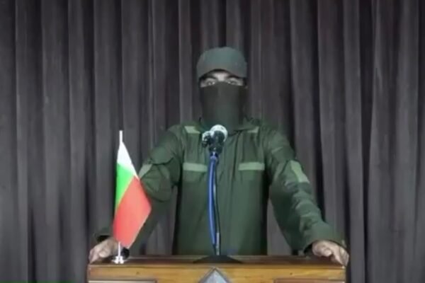 خبرگزاری بانو: بر اساس گزارش‌های منتشرشده در شبکه‌های اجتماعی و منابع غیررسمی، گروه مسلح «جیش‌العدل» که گفته می‌شود با طالبان ارتباط داشته و به‌تازگی در ساختاری موسوم به «جبهه جنگجویان مردم» (People’s Fighters Front – PFF) ادغام شده، اعلام کرده است که به آن‌چه «انقلاب علیه جمهوری اسلامی ایران» خوانده می‌شود، پیوسته است. به‌گفته این منابع، جبهه جنگجویان مردم در بیانیه‌ای مدعی شده که علیه حاکمیت ایران به رهبری علی خامنه‌ای وارد عمل شده و تهدید کرده است که عملیات‌هایی را در داخل خاک ایران انجام خواهد داد. تا زمان نشر این گزارش، مقام‌های رسمی ایران و همچنان طالبان یا نهادهای امنیتی مرتبط، واکنشی رسمی به این ادعاها نشان نداده‌اند و صحت این اطلاعات به‌گونه مستقل تأیید نشده است. کارشناسان امنیتی هشدار می‌دهند که گسترش فعالیت گروه‌های مسلح فرامرزی می‌تواند وضعیت امنیتی منطقه را بی‌ثبات‌تر کند و پیامدهای جدی برای غیرنظامیان و کشورهای همسایه در پی داشته باشد.