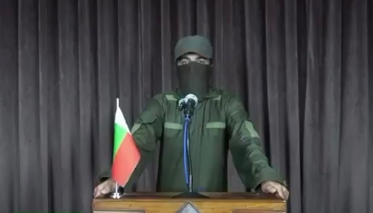 خبرگزاری بانو: بر اساس گزارش‌های منتشرشده در شبکه‌های اجتماعی و منابع غیررسمی، گروه مسلح «جیش‌العدل» که گفته می‌شود با طالبان ارتباط داشته و به‌تازگی در ساختاری موسوم به «جبهه جنگجویان مردم» (People’s Fighters Front – PFF) ادغام شده، اعلام کرده است که به آن‌چه «انقلاب علیه جمهوری اسلامی ایران» خوانده می‌شود، پیوسته است. به‌گفته این منابع، جبهه جنگجویان مردم در بیانیه‌ای مدعی شده که علیه حاکمیت ایران به رهبری علی خامنه‌ای وارد عمل شده و تهدید کرده است که عملیات‌هایی را در داخل خاک ایران انجام خواهد داد. تا زمان نشر این گزارش، مقام‌های رسمی ایران و همچنان طالبان یا نهادهای امنیتی مرتبط، واکنشی رسمی به این ادعاها نشان نداده‌اند و صحت این اطلاعات به‌گونه مستقل تأیید نشده است. کارشناسان امنیتی هشدار می‌دهند که گسترش فعالیت گروه‌های مسلح فرامرزی می‌تواند وضعیت امنیتی منطقه را بی‌ثبات‌تر کند و پیامدهای جدی برای غیرنظامیان و کشورهای همسایه در پی داشته باشد.