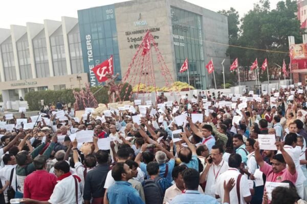 خبرگزاری بانو: شرکت‌کنندگان در هجدهمین کنفرانس سراسری هند در شهر ویشاکاپاتنام، با برگزاری تجمع اعتراضی، فشارها و اقدامات ایالات متحده امریکا علیه ونزوئلا را غیرقانونی خواندند. معترضان تأکید کردند که اقدامات واشنگتن نقض آشکار اصول حقوق بین‌الملل و مداخله در امور داخلی یک کشور مستقل است. آنان از جامعه جهانی خواستند به حاکمیت ملی کشورها احترام بگذارد و از سیاست‌های فشار و اقدام یک‌جانبه علیه ونزوئلا جلوگیری شود. این اعتراض در ادامه موج واکنش‌های بین‌المللی به تحولات اخیر ونزوئلا و نقش امریکا در این بحران صورت گرفته است.