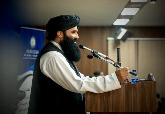 خبرگزاری بانو: سراج‌الدین حقانی، وزیر داخله طالبان در مراسمی در ولسوالی برمل پکتیکا پاکستان را «همسایه مسلمان و برادر» خوانده و گفته که طالبان برای این کشور صلح و امنیت می‌خواهد. حقانی از مردم نیز خواست که امنیت منطقه خود را حفظ کنند و اجازه ندهند از این مناطق برای ایجاد مشکل برای دیگران استفاده شود. سراج‌الدین حقانی تاکید کرد که طالبان خواهان امنیت در پاکستان است. وزیر داخله طالبان که روز دوشنبه برای شرکت در مراسم جنازه برادر مولوی کلام نافذ، فرمانده پیشین کشته‌شده این گروه، به ولسوالی برمل رفته بود، درادامه گفت: «از خداوند می‌خواهیم که در این کشور اسلامی و برادر امنیت برقرار باشد، طوری که نه از سوی ما مشکلی متوجه آن‌ها شود و نه از سوی آن‌ها برای ما.» وزیر داخله طالبان همچنان خواهان حل مشکلات از راه جرگه‌ها و گفتگو شد و افزود: «ما در جنگ غیرت خود را نشان داده‌ایم و میدان را حفظ کرده‌ایم، اما در مذاکره و جرگه هم از هیچ‌کس ضعیف‌تر نیستیم؛ قوی هستیم. می‌خواهیم و تلاش خواهیم کرد که این مشکلات را از راه جرگه و گفتگو حل کنیم.» حقانی در ادامه هرچند از کشور خاصی نام نبرد، اما در سخنان هشدار گونه گفت که استفاده از زور راه‌حل مشکلات نیست. او افزود: «خون جوانان ما هنوز می‌جوشد، ذهن‌شان همان ذهن جنگی است و کوتاه آمدن در برابر هیچ‌کس برای‌شان خوشایند نیست.» وزیر داخله طالبان درباره روابط با اسلام‌آباد گفت که پاکستان کشور همسایه و برادر است و همان‌گونه که در افغانستان امنیت برقرار شده، طالبان خواهان امنیت مشابه در پاکستان نیز است. این سخنان درحالی در ولسوالی برمل ابراز می‌گردد که پاکستان چندین بار این ولسوالی را هدف حملات هوایی قرار داده و ادعا می‌کند که جنگجویان تحریک طالبان پاکستانی، به‌ویژه گروه حافظ گل بهادر، در این منطقه پنهان هستند. طالبان این اتهامات پاکستان را رد کرده و می‌گویند که مشکل گروه‌های مسلح، یک موضوع داخلی پاکستان است.