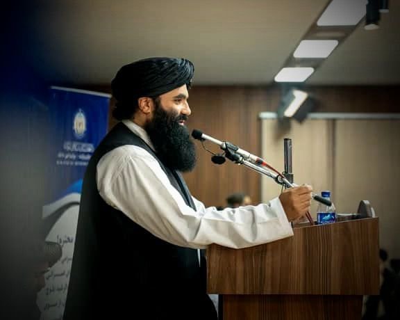 خبرگزاری بانو: سراج‌الدین حقانی، وزیر داخله طالبان در مراسمی در ولسوالی برمل پکتیکا پاکستان را «همسایه مسلمان و برادر» خوانده و گفته که طالبان برای این کشور صلح و امنیت می‌خواهد. حقانی از مردم نیز خواست که امنیت منطقه خود را حفظ کنند و اجازه ندهند از این مناطق برای ایجاد مشکل برای دیگران استفاده شود. سراج‌الدین حقانی تاکید کرد که طالبان خواهان امنیت در پاکستان است. وزیر داخله طالبان که روز دوشنبه برای شرکت در مراسم جنازه برادر مولوی کلام نافذ، فرمانده پیشین کشته‌شده این گروه، به ولسوالی برمل رفته بود، درادامه گفت: «از خداوند می‌خواهیم که در این کشور اسلامی و برادر امنیت برقرار باشد، طوری که نه از سوی ما مشکلی متوجه آن‌ها شود و نه از سوی آن‌ها برای ما.» وزیر داخله طالبان همچنان خواهان حل مشکلات از راه جرگه‌ها و گفتگو شد و افزود: «ما در جنگ غیرت خود را نشان داده‌ایم و میدان را حفظ کرده‌ایم، اما در مذاکره و جرگه هم از هیچ‌کس ضعیف‌تر نیستیم؛ قوی هستیم. می‌خواهیم و تلاش خواهیم کرد که این مشکلات را از راه جرگه و گفتگو حل کنیم.» حقانی در ادامه هرچند از کشور خاصی نام نبرد، اما در سخنان هشدار گونه گفت که استفاده از زور راه‌حل مشکلات نیست. او افزود: «خون جوانان ما هنوز می‌جوشد، ذهن‌شان همان ذهن جنگی است و کوتاه آمدن در برابر هیچ‌کس برای‌شان خوشایند نیست.» وزیر داخله طالبان درباره روابط با اسلام‌آباد گفت که پاکستان کشور همسایه و برادر است و همان‌گونه که در افغانستان امنیت برقرار شده، طالبان خواهان امنیت مشابه در پاکستان نیز است. این سخنان درحالی در ولسوالی برمل ابراز می‌گردد که پاکستان چندین بار این ولسوالی را هدف حملات هوایی قرار داده و ادعا می‌کند که جنگجویان تحریک طالبان پاکستانی، به‌ویژه گروه حافظ گل بهادر، در این منطقه پنهان هستند. طالبان این اتهامات پاکستان را رد کرده و می‌گویند که مشکل گروه‌های مسلح، یک موضوع داخلی پاکستان است.