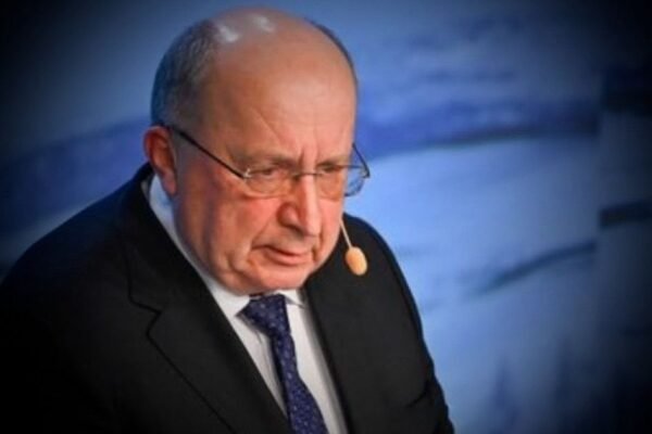 خبرگزاری بانو: مقام‌های اتحادیه اروپا نسبت به پیامدهای احتمالی هرگونه اقدام نظامی ایالات متحده برای تصرف گرینلند هشدار داده و آن را تهدیدی جدی برای آینده نظم امنیتی غرب توصیف کرده‌اند. به گزارش رویترز، آندریوس کوبیلیوس، کمیسر دفاع و فضای اتحادیه اروپا، در واکنش به اظهارات دونالد ترامپ، رئیس‌جمهور امریکا، گفت که چنین اقدامی نه‌تنها روابط فراآتلانتیک را به‌شدت آسیب می‌زند، بلکه عملاً می‌تواند به پایان ناتو در شکل کنونی آن بینجامد. ترامپ پیش‌تر بارها تأکید کرده است که ایالات متحده باید مالک گرینلند شود و استفاده از زور برای تحقق این هدف را نیز رد نکرده است. گرینلند، که قلمرویی خودمختار تحت حاکمیت دانمارک به‌شمار می‌رود، به‌دلیل موقعیت راهبردی و منابع طبیعی، جایگاهی کلیدی در معادلات امنیتی قطب شمال دارد. کوبیلیوس هشدار داده است که هرگونه اشغال نظامی گرینلند با واکنش منفی گسترده افکار عمومی اروپا روبه‌رو خواهد شد و پیامدهای سنگین سیاسی، حقوقی و اجتماعی در پی خواهد داشت. به‌گفته او، این اقدام اعتماد متقابل میان اروپا و امریکا را متزلزل کرده و مشروعیت بین‌المللی چنین اقدامی را با تردیدهای جدی مواجه می‌سازد. او همچنین یادآور شد که بر اساس ماده ۴۲.۷ معاهده اتحادیه اروپا، در صورت تهدید یا حمله نظامی به دانمارک، سایر کشورهای عضو موظف به ارایه کمک متقابل هستند؛ موضوعی که می‌تواند اتحادیه اروپا را وارد بحرانی امنیتی بی‌سابقه کند. در همین حال، اتحادیه اروپا اعلام کرده است که در صورت درخواست دانمارک، آمادگی دارد برای تقویت امنیت گرینلند اقدام کند؛ از جمله از طریق افزایش حضور نظامی، ایجاد زیرساخت‌های دفاعی و تقویت توان مقابله با تهدیدهای نوین. این موضع‌گیری نشانه افزایش تمایل اروپا به ایفای نقش مستقل‌تر در امنیت قطب شمال عنوان شده است.