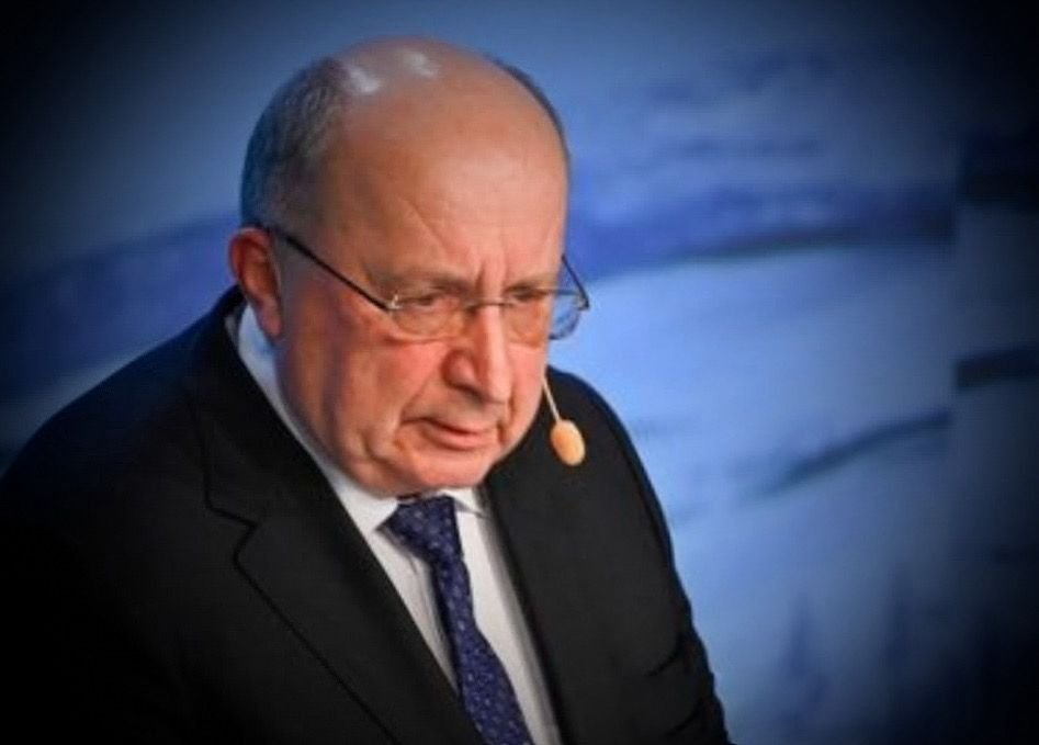 خبرگزاری بانو: مقام‌های اتحادیه اروپا نسبت به پیامدهای احتمالی هرگونه اقدام نظامی ایالات متحده برای تصرف گرینلند هشدار داده و آن را تهدیدی جدی برای آینده نظم امنیتی غرب توصیف کرده‌اند. به گزارش رویترز، آندریوس کوبیلیوس، کمیسر دفاع و فضای اتحادیه اروپا، در واکنش به اظهارات دونالد ترامپ، رئیس‌جمهور امریکا، گفت که چنین اقدامی نه‌تنها روابط فراآتلانتیک را به‌شدت آسیب می‌زند، بلکه عملاً می‌تواند به پایان ناتو در شکل کنونی آن بینجامد. ترامپ پیش‌تر بارها تأکید کرده است که ایالات متحده باید مالک گرینلند شود و استفاده از زور برای تحقق این هدف را نیز رد نکرده است. گرینلند، که قلمرویی خودمختار تحت حاکمیت دانمارک به‌شمار می‌رود، به‌دلیل موقعیت راهبردی و منابع طبیعی، جایگاهی کلیدی در معادلات امنیتی قطب شمال دارد. کوبیلیوس هشدار داده است که هرگونه اشغال نظامی گرینلند با واکنش منفی گسترده افکار عمومی اروپا روبه‌رو خواهد شد و پیامدهای سنگین سیاسی، حقوقی و اجتماعی در پی خواهد داشت. به‌گفته او، این اقدام اعتماد متقابل میان اروپا و امریکا را متزلزل کرده و مشروعیت بین‌المللی چنین اقدامی را با تردیدهای جدی مواجه می‌سازد. او همچنین یادآور شد که بر اساس ماده ۴۲.۷ معاهده اتحادیه اروپا، در صورت تهدید یا حمله نظامی به دانمارک، سایر کشورهای عضو موظف به ارایه کمک متقابل هستند؛ موضوعی که می‌تواند اتحادیه اروپا را وارد بحرانی امنیتی بی‌سابقه کند. در همین حال، اتحادیه اروپا اعلام کرده است که در صورت درخواست دانمارک، آمادگی دارد برای تقویت امنیت گرینلند اقدام کند؛ از جمله از طریق افزایش حضور نظامی، ایجاد زیرساخت‌های دفاعی و تقویت توان مقابله با تهدیدهای نوین. این موضع‌گیری نشانه افزایش تمایل اروپا به ایفای نقش مستقل‌تر در امنیت قطب شمال عنوان شده است.