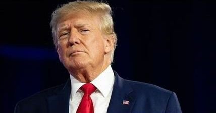 خبرگزاری بانو: دونالد ترمپ، رئیس‌جمهوری ایالات متحده، روز سه‌شنبه ۲۳ جدی، با نشر پیامی در شبکه اجتماعی اختصاصی خود «تروث سوشیال»، از معترضان ضدحکومتی در ایران خواست اعتراضات خود را گسترش داده و نهادها و مراکز حکومتی را در اختیار بگیرند. ترمپ در این پیام، مخاطبان خود را «میهن‌پرستان ایرانی» خوانده و تأکید کرده است: «به اعتراض ادامه دهید؛ نهادهای خود را به دست بگیرید.» او همچنان از معترضان خواسته است نام «قاتلان و متجاوزان» را ثبت کنند و هشدار داده که عاملان سرکوب با «بهای سنگین» روبه‌رو خواهند شد. رئیس‌جمهور امریکا در ادامه گفته است که تمامی نشست‌ها و تماس‌های خود با مقام‌های ایرانی را تا زمان توقف «کشتار بی‌رحمانه معترضان» لغو کرده و افزوده است: «کمک در راه است.» او پیام خود را با این جمله پایان داده است: «ایران را دوباره با عظمت خواهیم کرد.» این اظهارات در حالی مطرح می‌شود که ایران در هفته‌های اخیر شاهد اعتراضات گسترده، سرکوب شدید امنیتی و کشته و بازداشت شدن صدها تن بوده است. هم‌زمان، تنش‌ها میان تهران و واشنگتن افزایش یافته و گزارش‌ها از بررسی گزینه‌های سخت‌گیرانه‌تر امریکا در قبال جمهوری اسلامی حکایت دارد. موضع‌گیری تازه ترمپ واکنش‌های متفاوتی را در سطح بین‌المللی برانگیخته و برخی ناظران آن را نشانه‌ای از تشدید تقابل سیاسی و احتمال ورود بحران ایران به مرحله‌ای حساس‌تر ارزیابی می‌کنند.