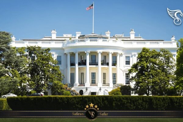 خبرگزاری بانو: کاخ سفید روز چهارشنبه، ۱۷ جدی اعلام کرد که دونالد ترامپ، رئیس‌جمهور ایالات متحده، همراه با تیم امنیت ملی خود امکان خرید گرینلند از دانمارک را به‌گونه جدی بررسی کرده و در عین حال، احتمال استفاده از اقدام نظامی را نیز به‌طور صریح رد نکرده است. کارولین لیویت، سخنگوی کاخ سفید، در یک نشست خبری در پاسخ به پرسشی درباره پیشنهاد احتمالی خرید این منطقه خودمختار گفت که این موضوع «به‌صورت فعال» از سوی ترامپ و تیم امنیت ملی او در دست بررسی قرار دارد. او در واکنش به این پرسش که چرا رئیس‌جمهور آمریکا اقدام نظامی علیه کشوری عضو ناتو را رد نکرده است، افزود: «همه گزینه‌ها برای رئیس‌جمهور ایالات متحده روی میز است.» در همین حال، سخنگوی کاخ سفید به‌طور جداگانه تأیید کرد که ایالات متحده دارای یک برنامه بلندمدت برای مقابله با ونزوئلا است و واشنگتن در حال بازبینی «گزینشی» تحریم‌های اعمال‌شده علیه این کشور می‌باشد. به گفته لیویت، تصمیم‌های مقامات ونزوئلا «توسط ایالات متحده دیکته خواهد شد» و قرار است روز جمعه آینده نشستی با حضور مقام‌های بخش نفت برای بررسی وضعیت نفت ونزوئلا برگزار شود. او همچنین افزود که دونالد ترامپ حق استفاده از نیروی نظامی برای «محافظت از نفت ونزوئلا» را برای خود محفوظ می‌داند، اما در عین حال تأکید کرد که هنوز برای بحث درباره برگزاری انتخابات در این کشور «زود است». این اظهارات، واکنش‌ها و نگرانی‌های تازه‌ای را در سطح بین‌المللی برانگیخته و منتقدان می‌گویند سیاست‌های اعلام‌شده کاخ سفید بار دیگر اصول حاکمیت ملی کشورها و قواعد بین‌المللی را با چالش جدی مواجه کرده است.